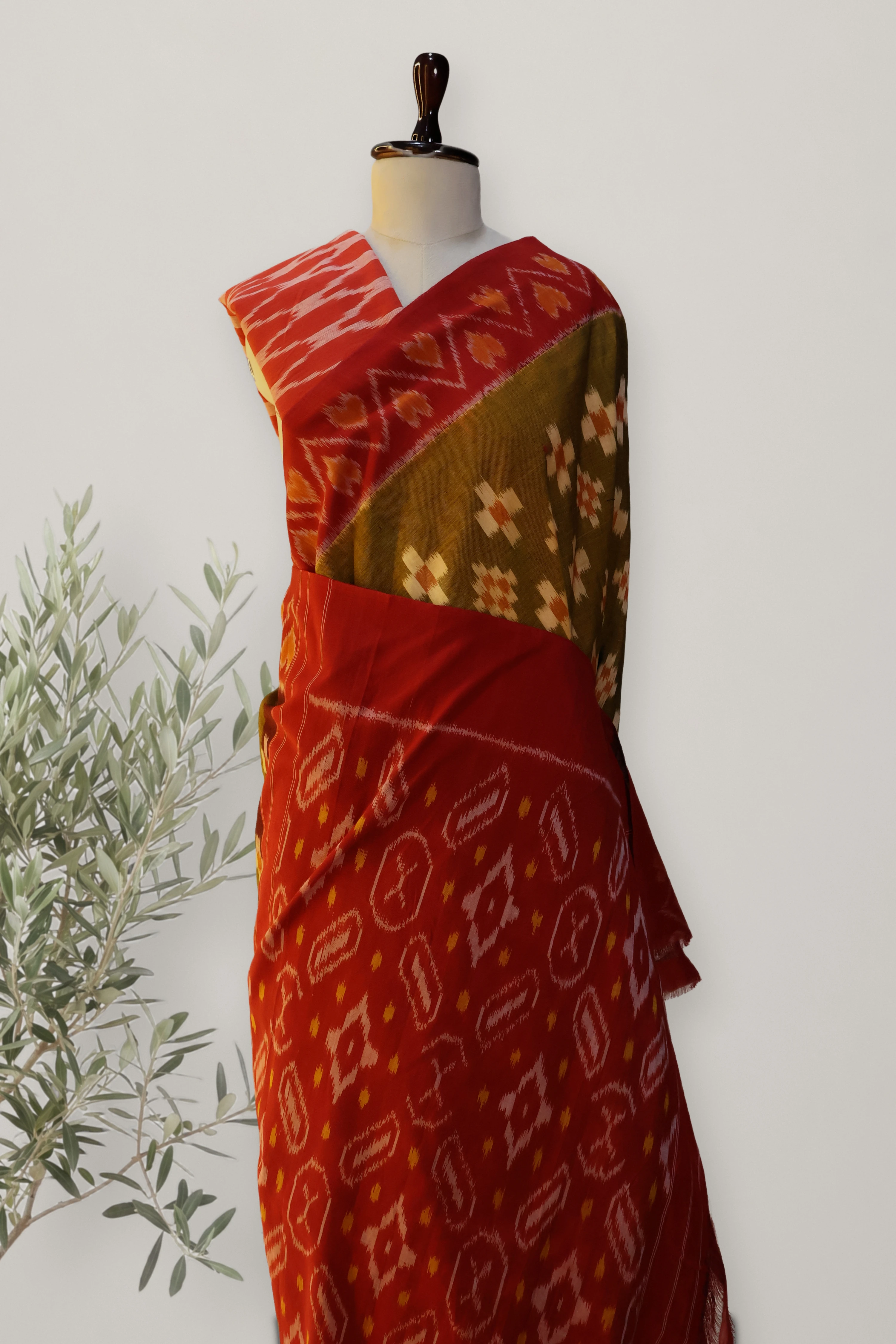 Pochampally Ikat Cotton Handloom Saree: a detail of the work. Pochampally Ikat cotton.