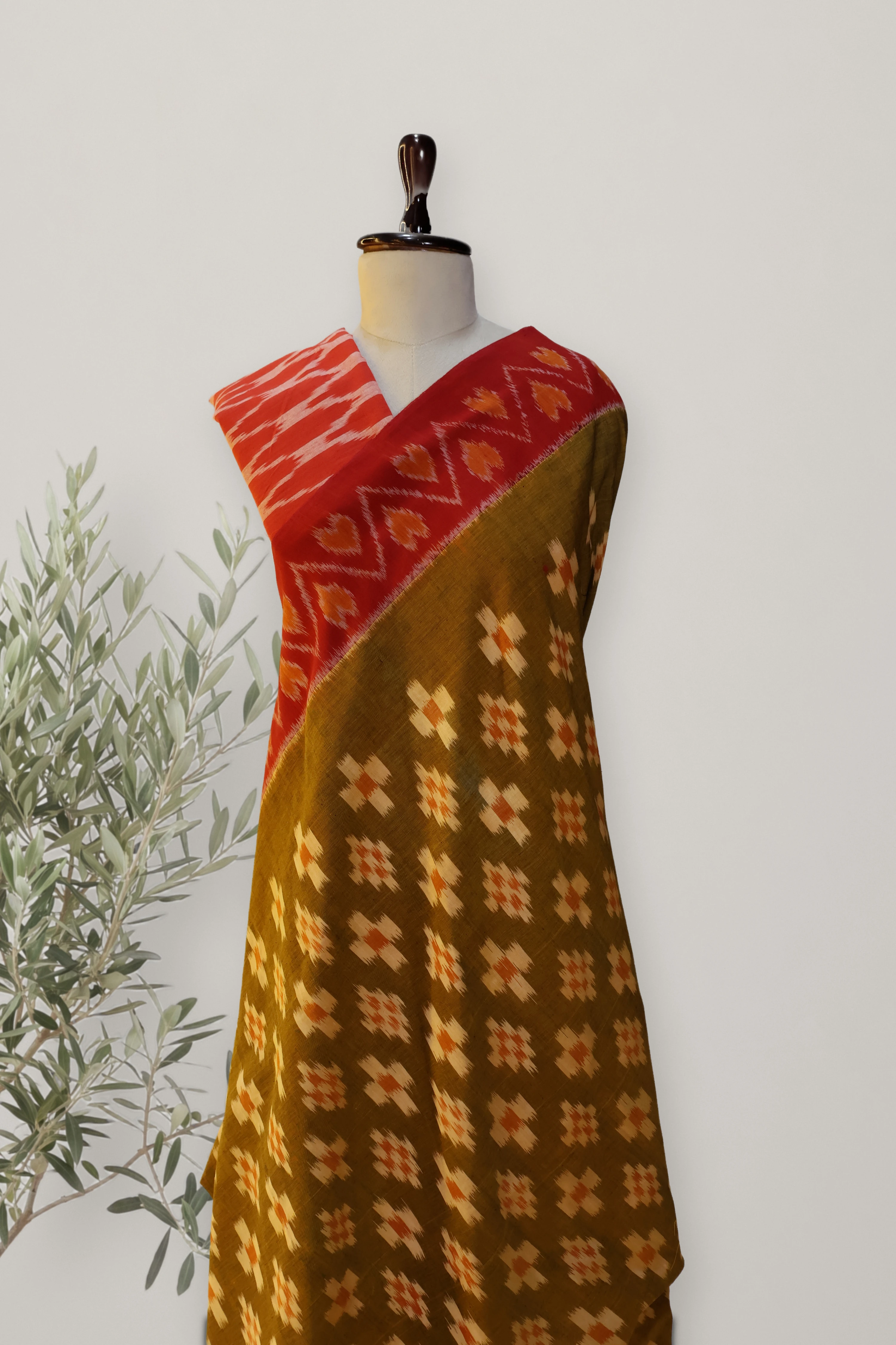Pochampally Ikat Cotton Handloom Saree: a detail of the work. Pochampally Ikat cotton.