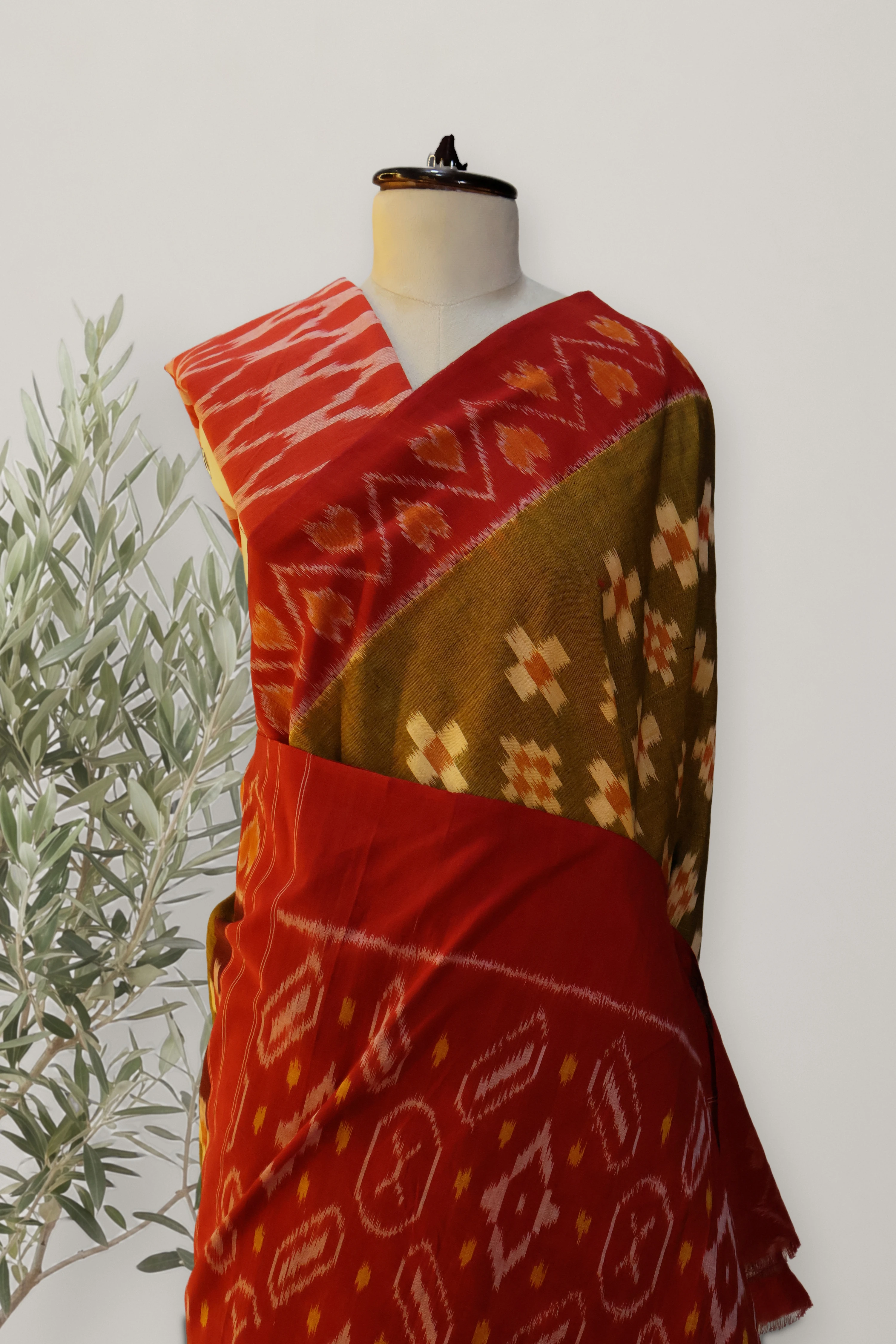 Pochampally Ikat Cotton Handloom Saree: a detail of the work. Pochampally Ikat cotton.