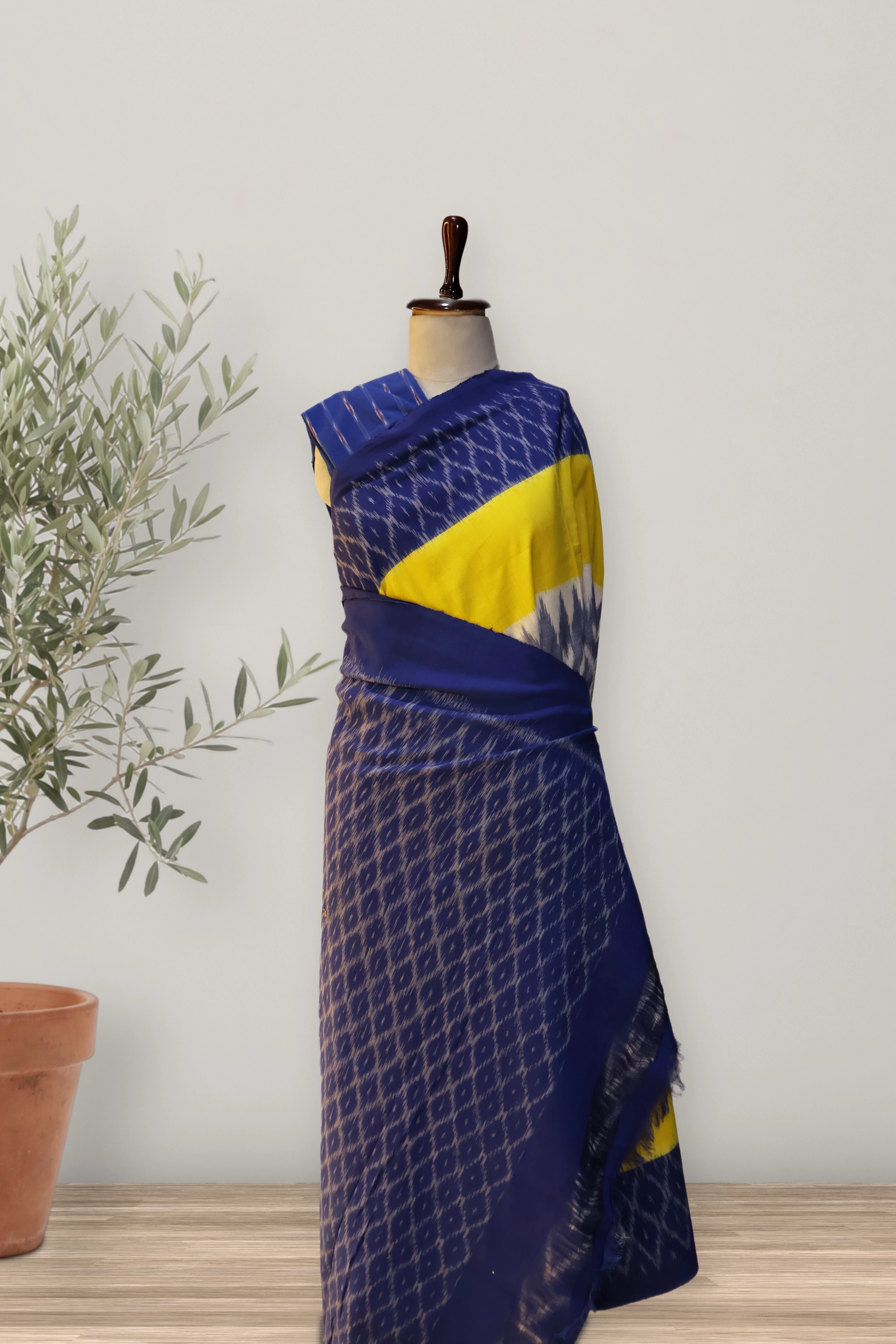 Pochampally Ikat Cotton Handloom Saree: a detail of the work. Pochampally Ikat Cotton.