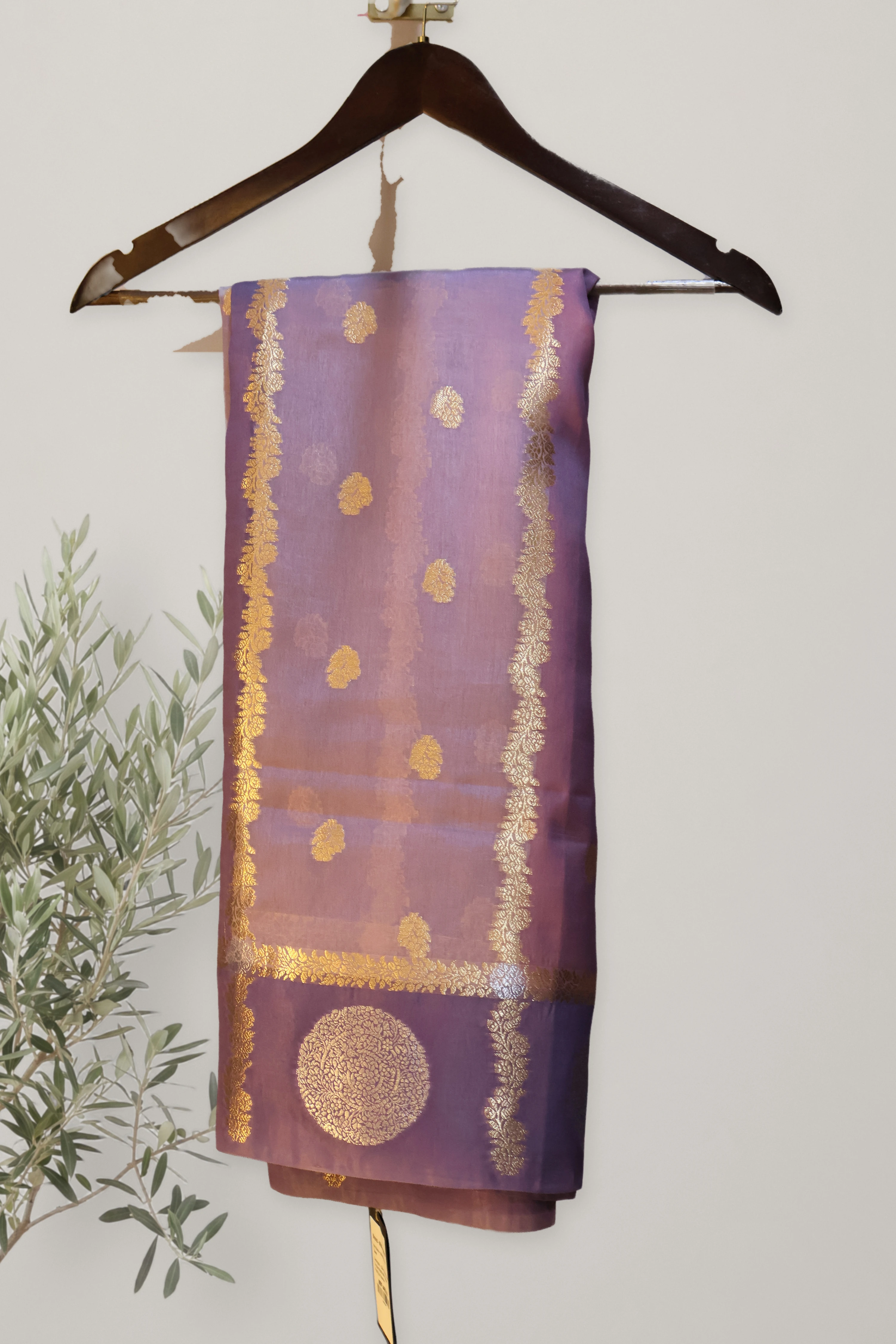 Banarasi: a detail of the work. Banrasi.