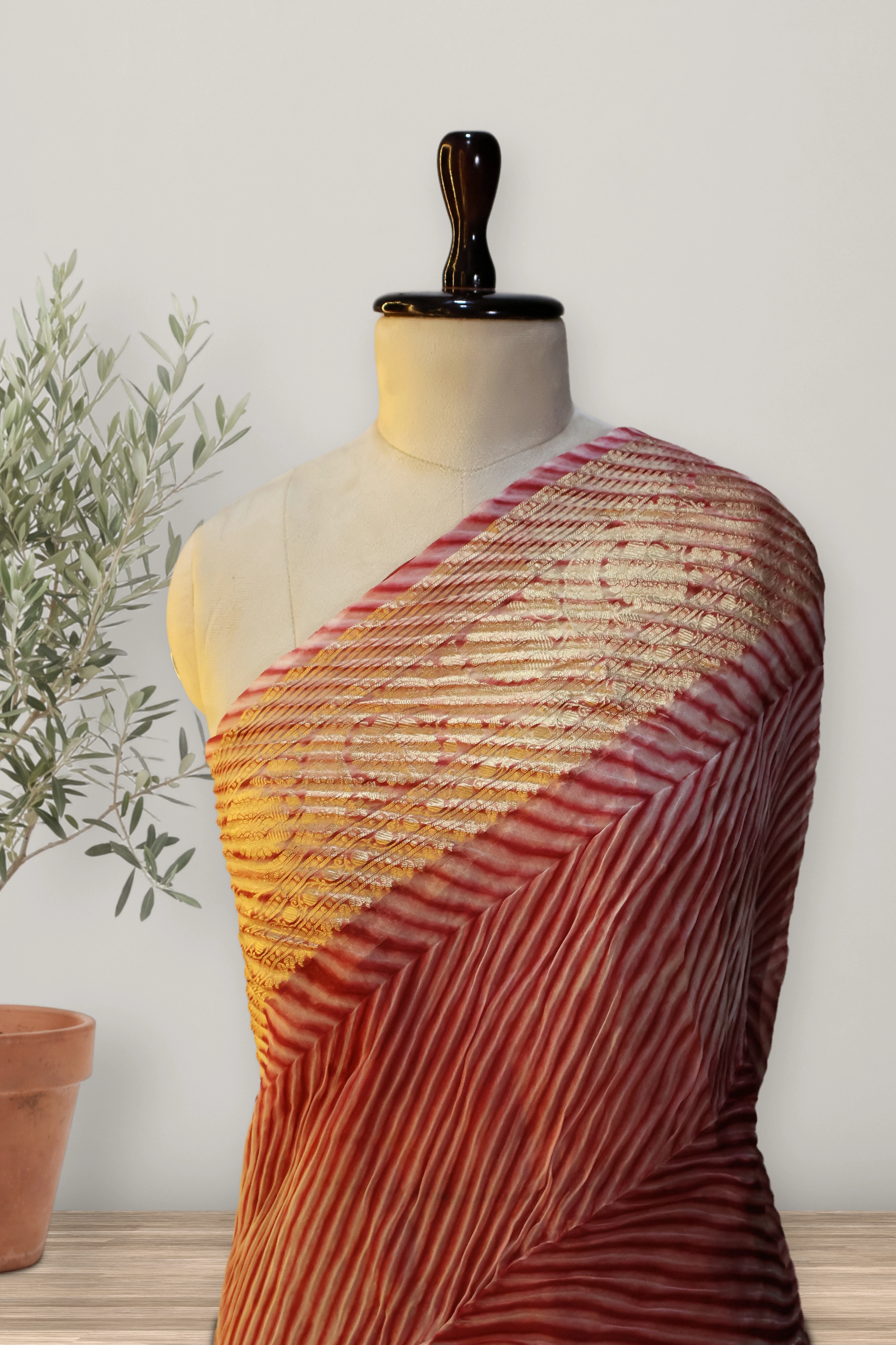 Dyekissed Organza: a detail of the work. Organza.
