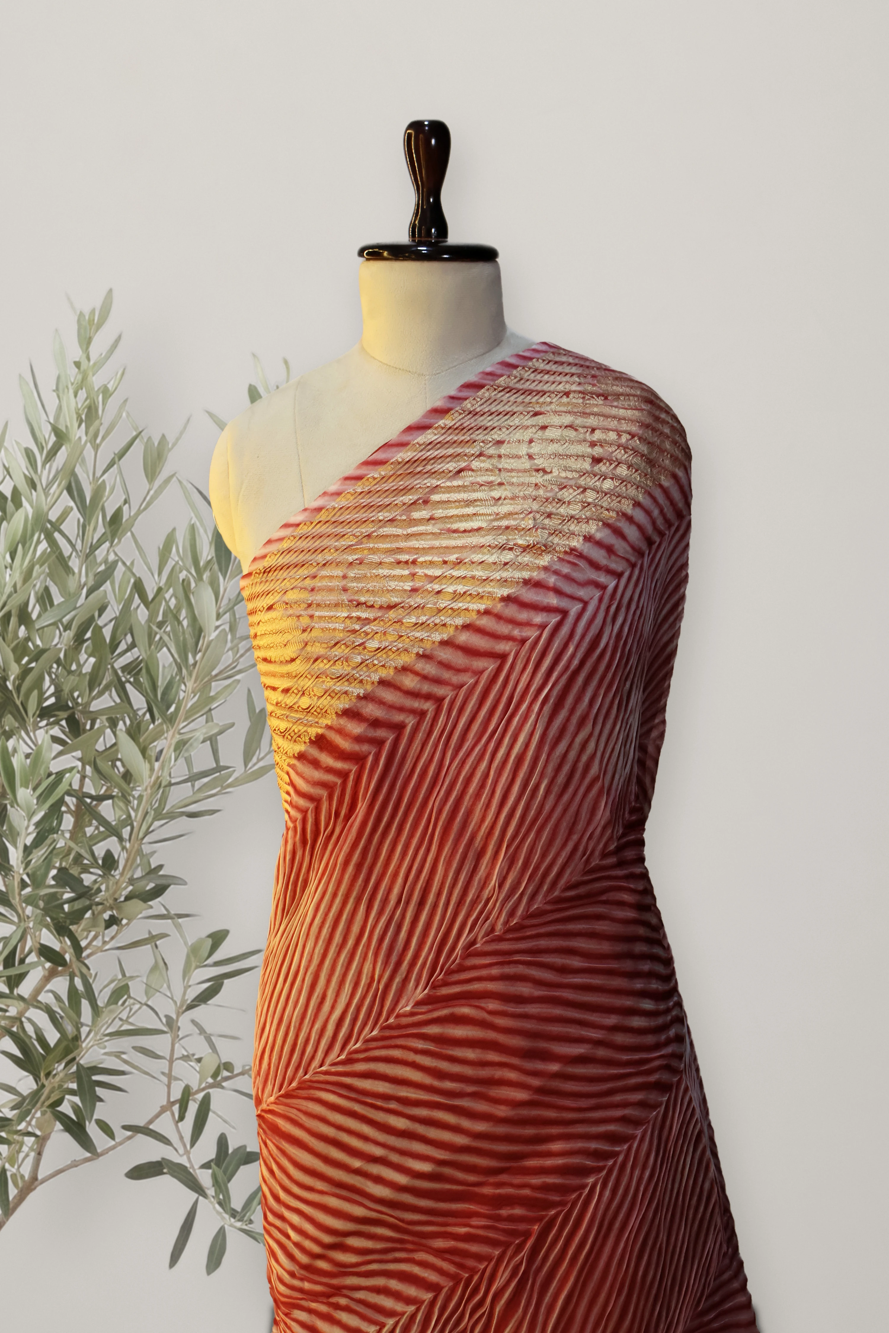 Dyekissed Organza: a detail of the work. Organza.