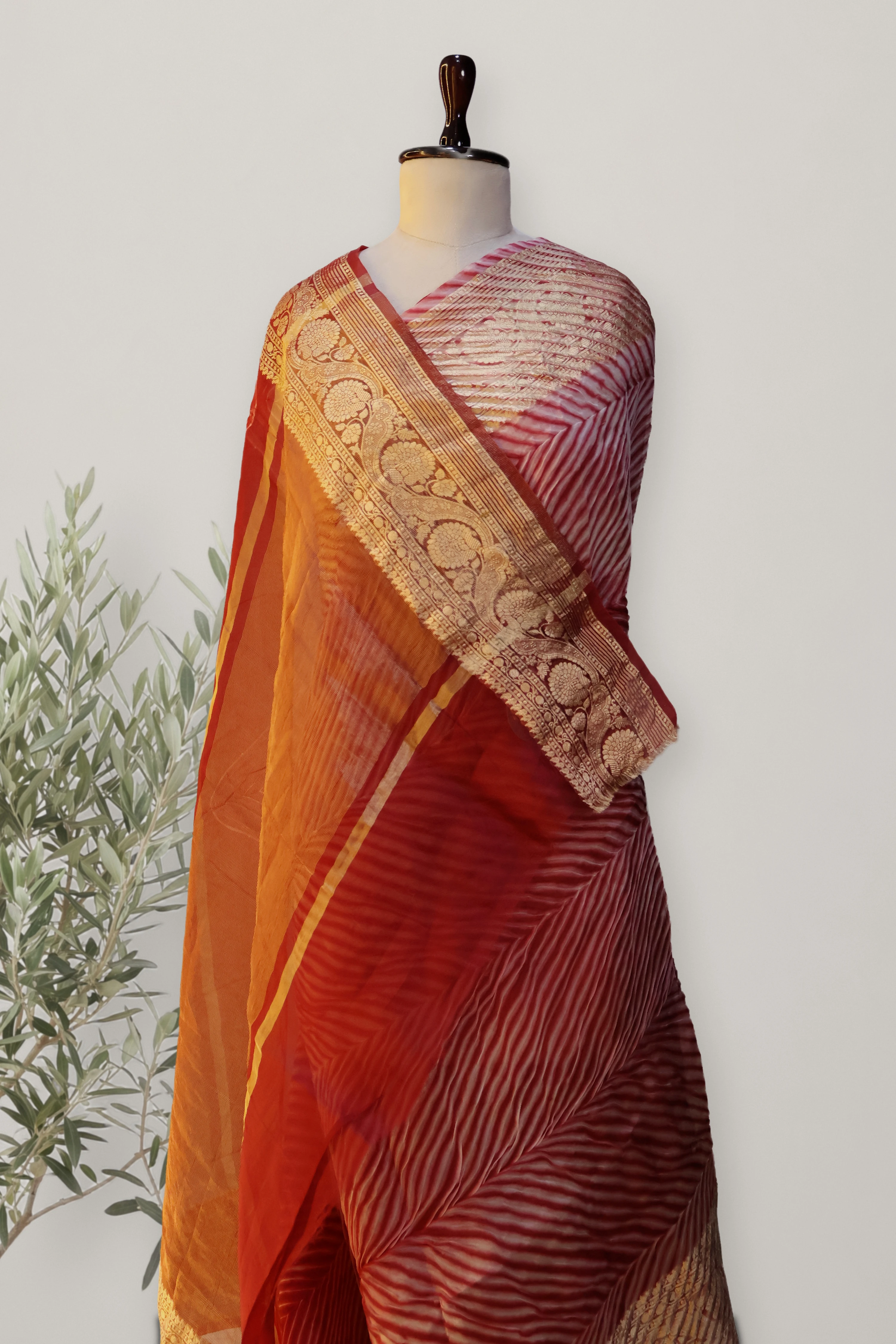 Dyekissed Organza: a detail of the work. Organza.