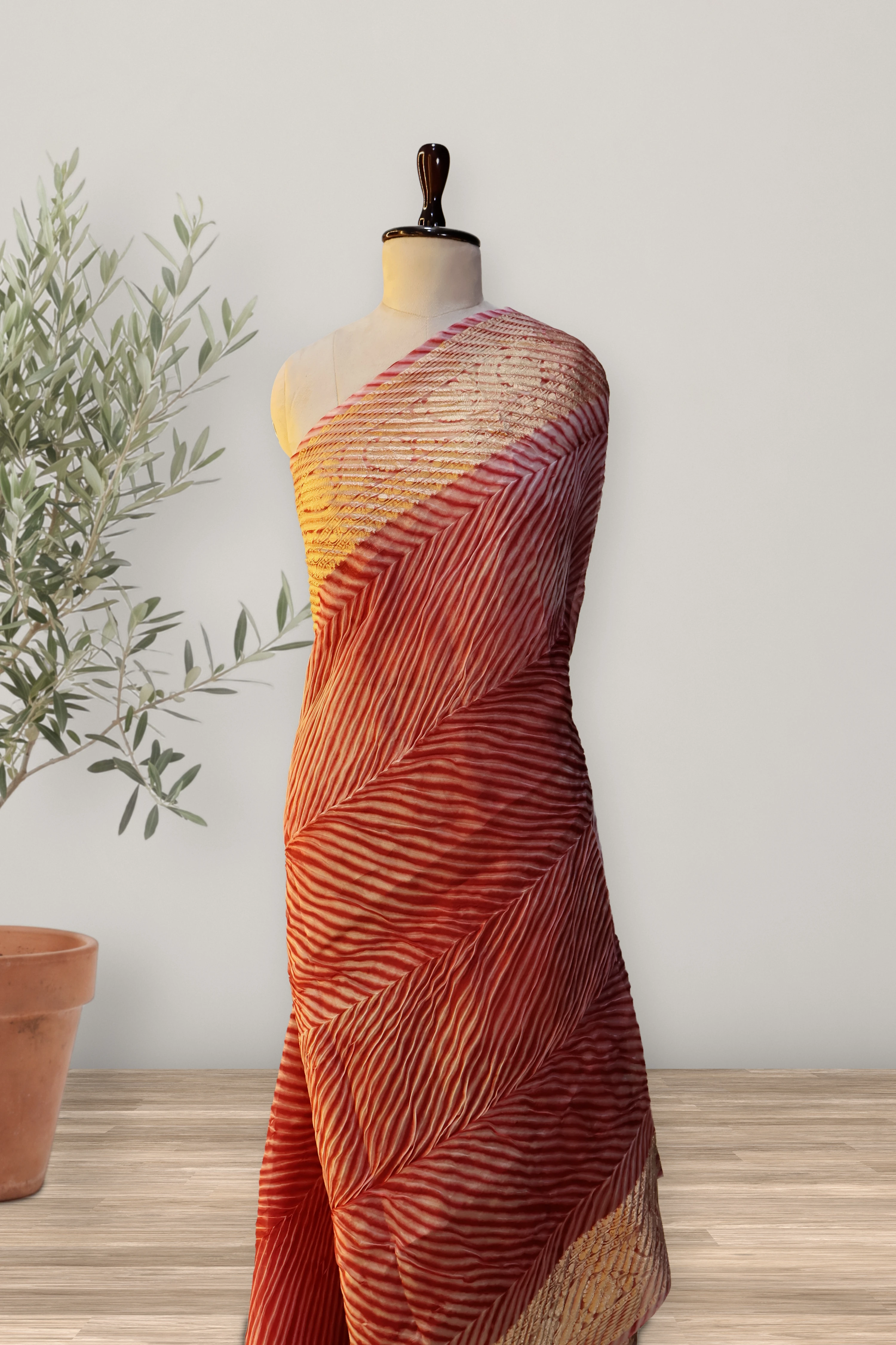 Dyekissed Organza: a detail of the work. Organza.