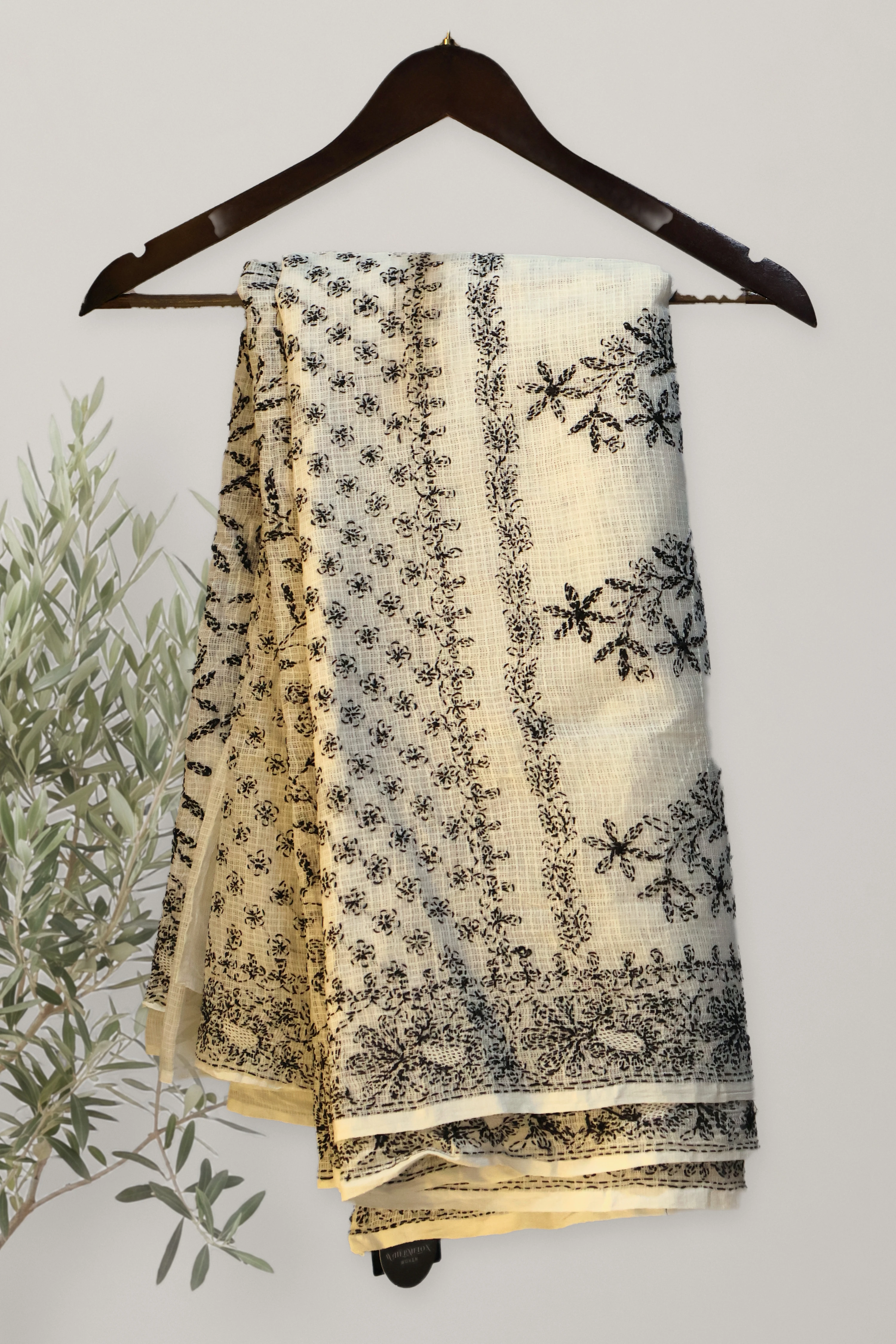 Lucknowi Chikankari: a detail of the work. Chikankari.