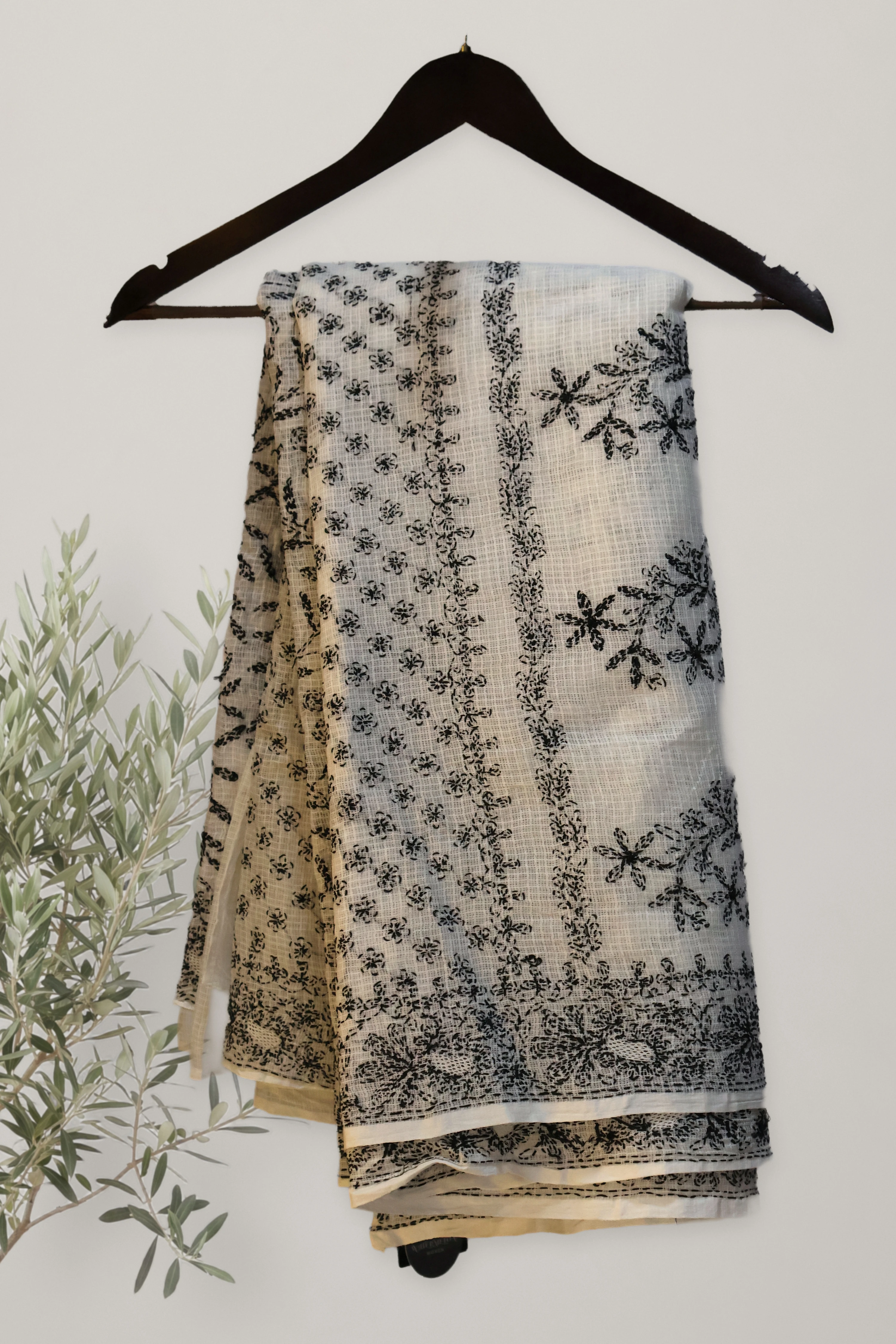 Lucknowi Chikankari: a detail of the work. Chikankari.