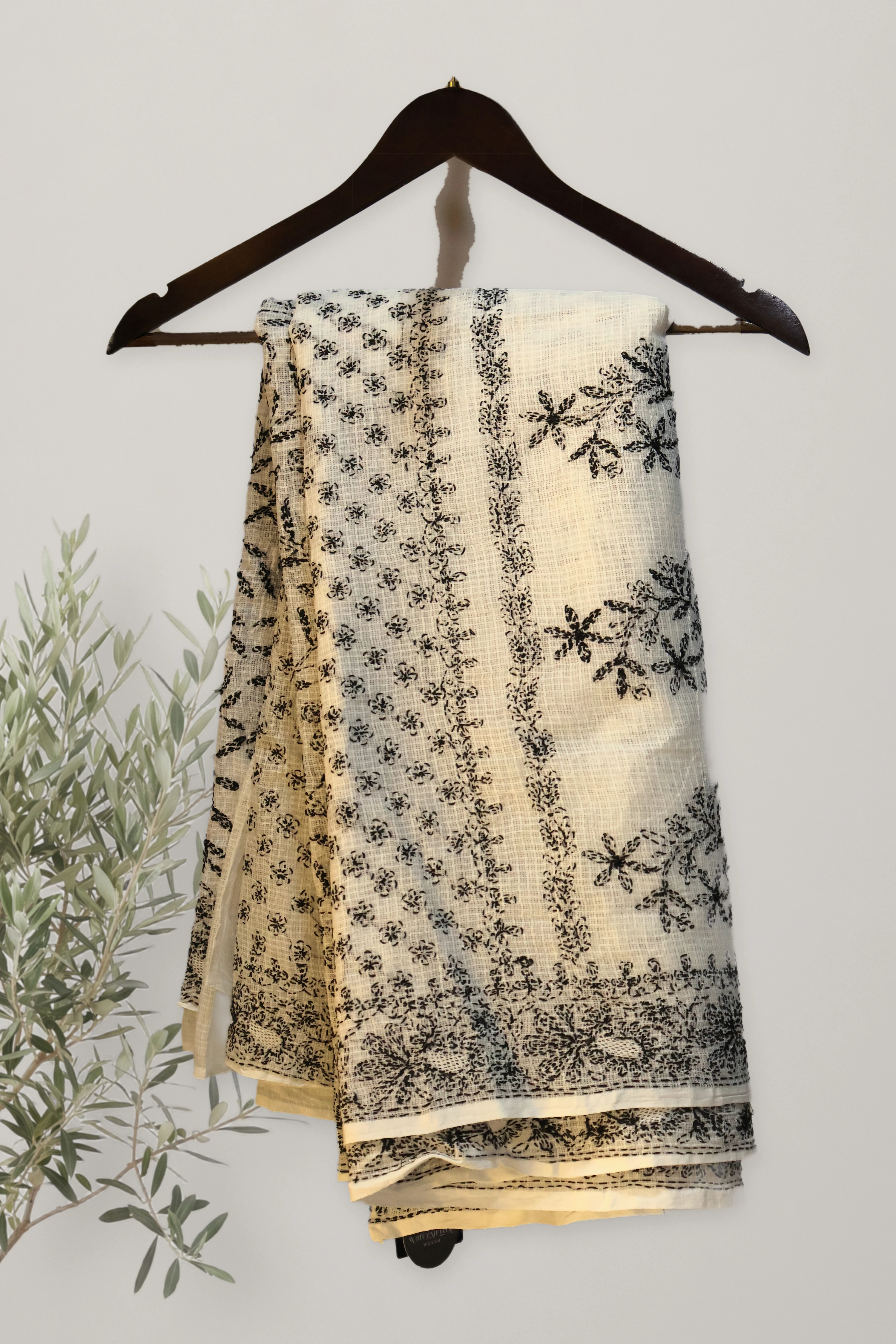 Lucknowi Chikankari: a detail of the work. Chikankari.