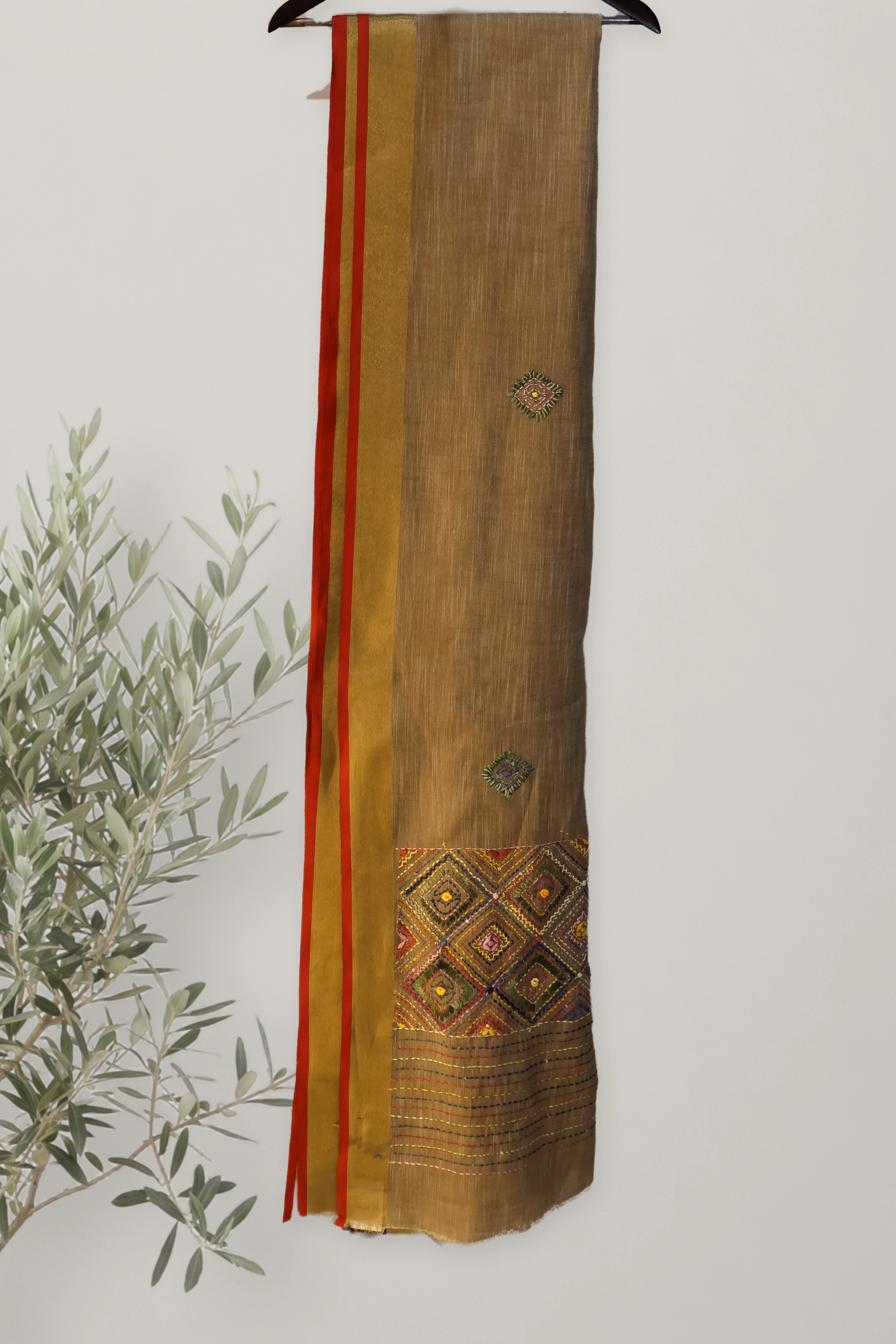 Saree 133: a detail of the work.