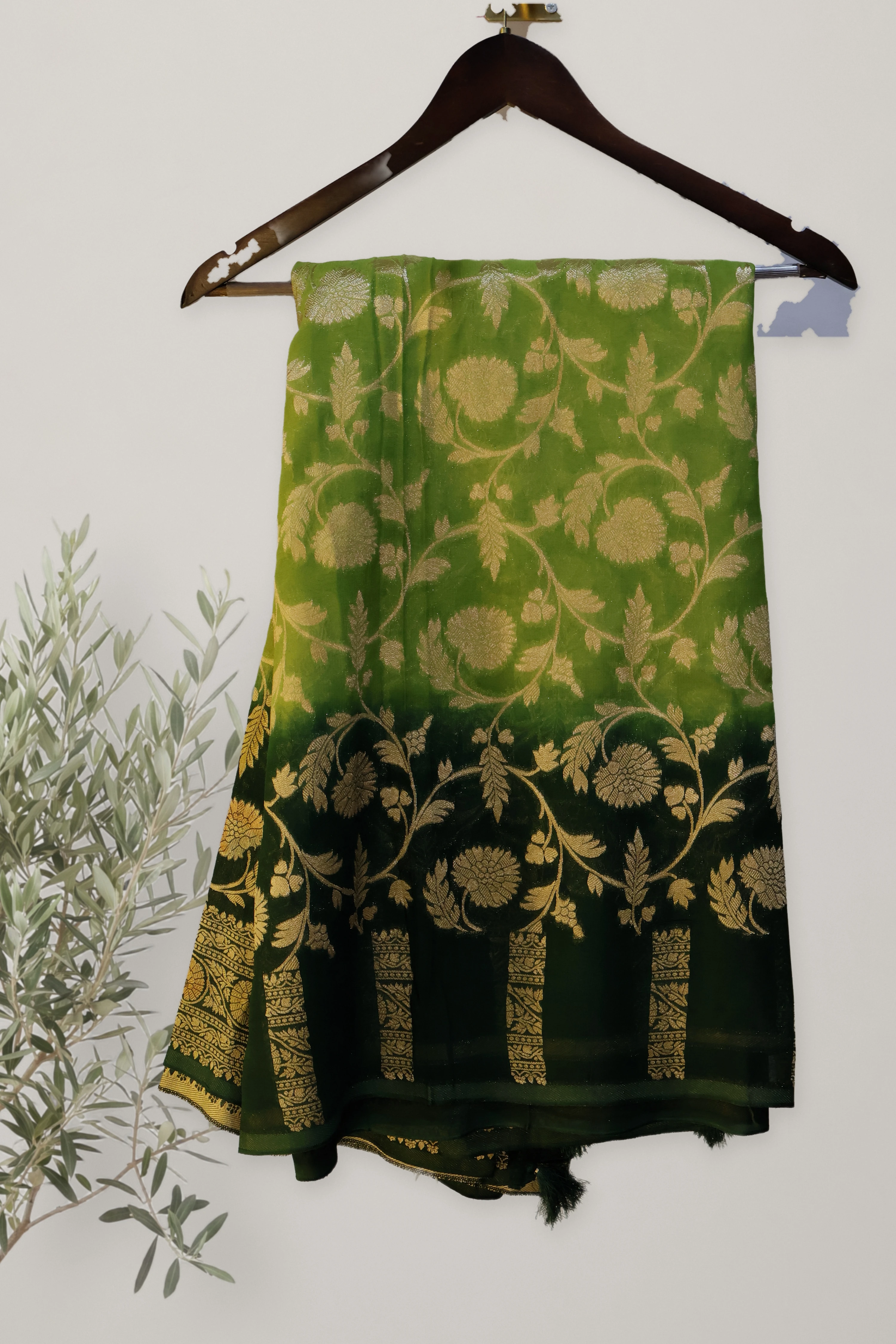 Banarasi viscose georgette: a detail of the work. Banarasi.