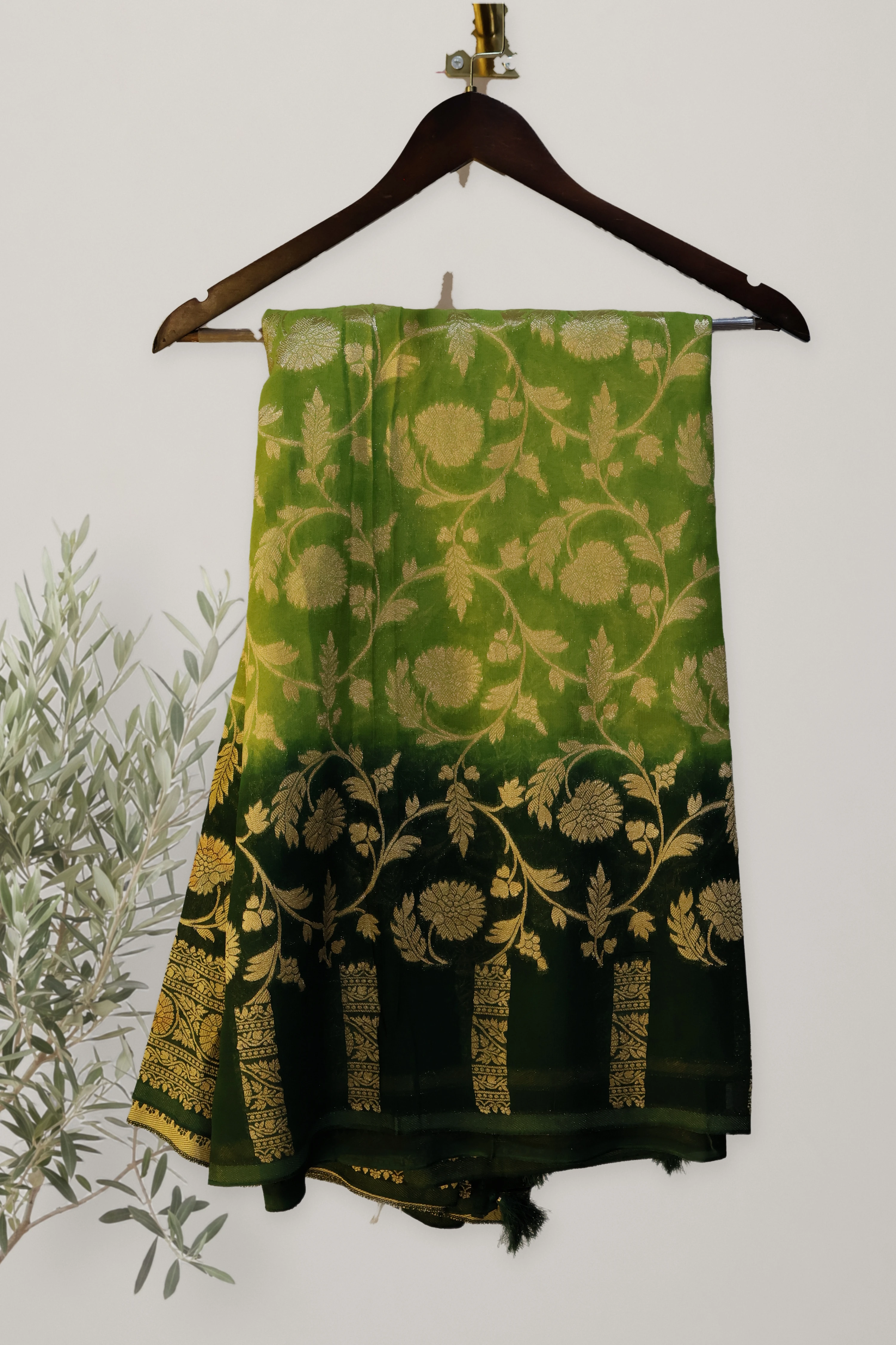 Banarasi viscose georgette: a detail of the work. Banarasi.