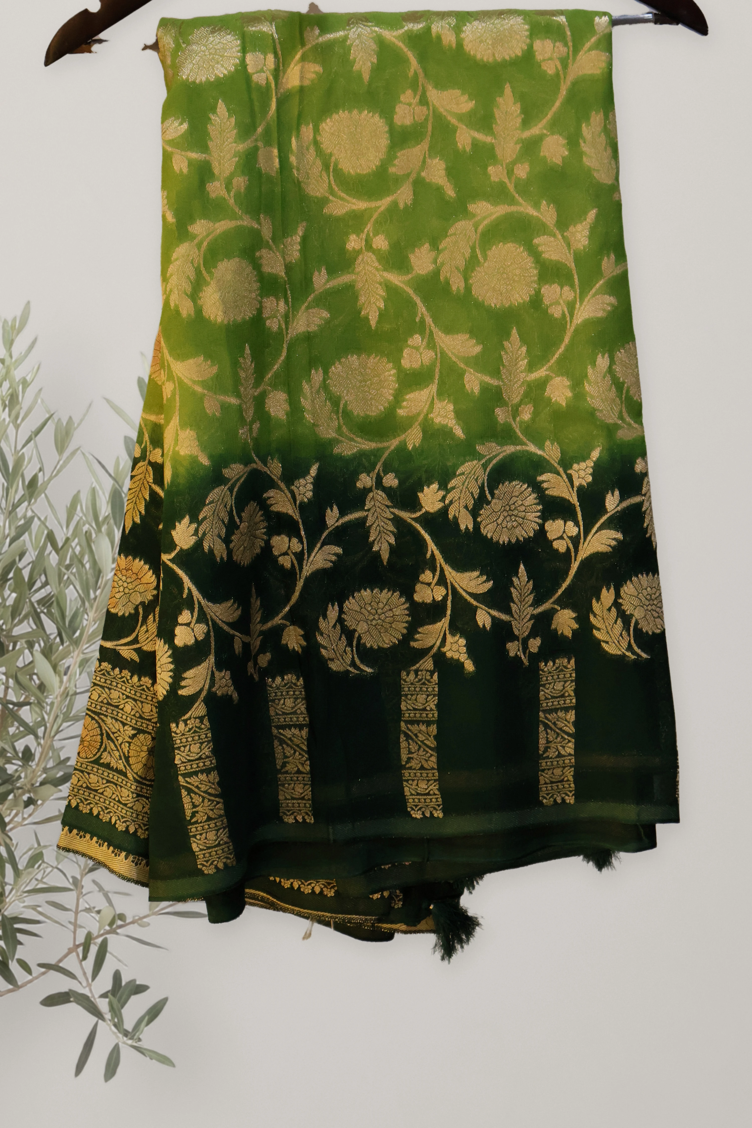 Banarasi viscose georgette: a detail of the work. Banarasi.