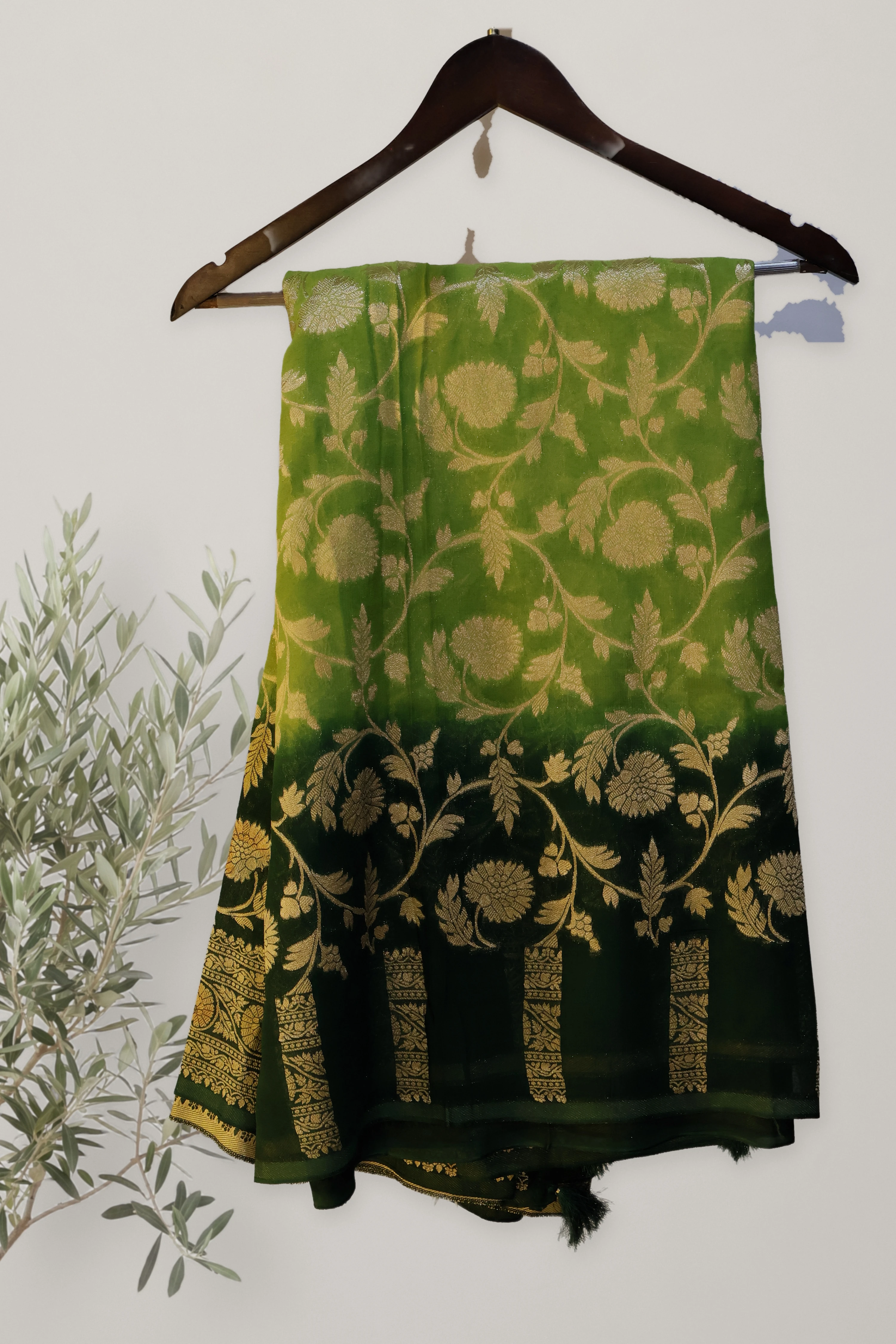 Banarasi viscose georgette: a detail of the work. Banarasi.