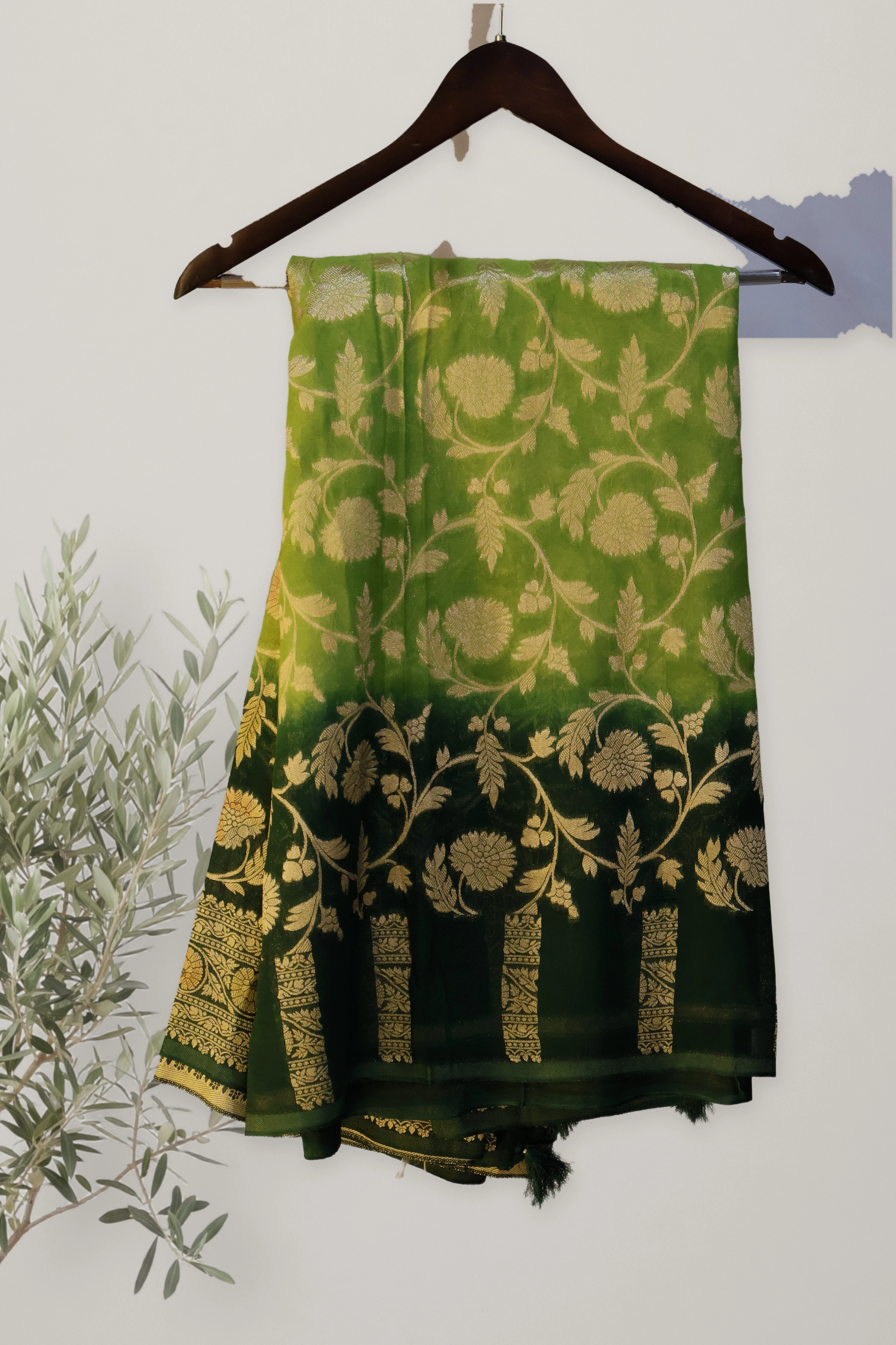 Banarasi viscose georgette: a detail of the work. Banarasi.