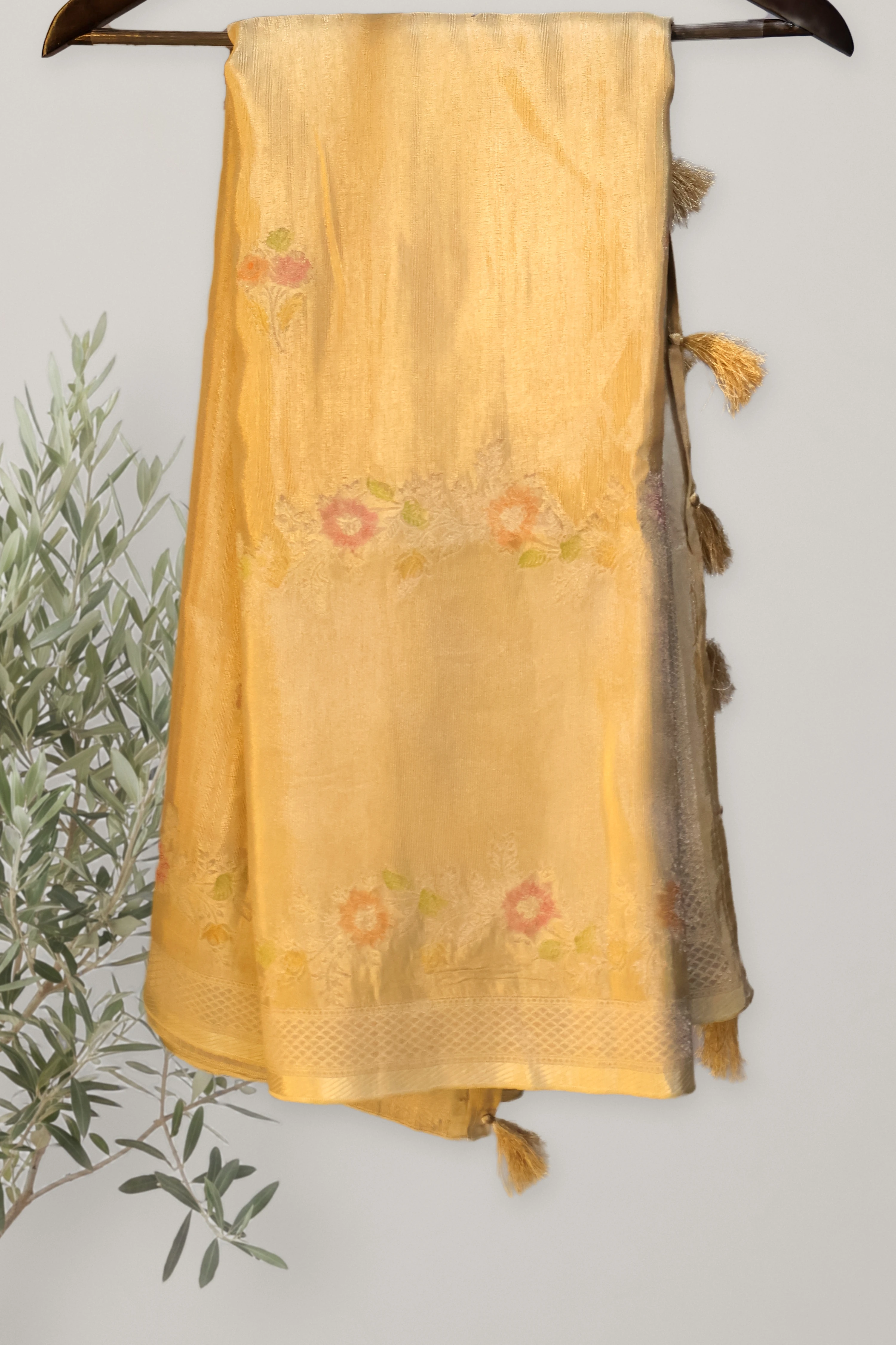 Saree 136: the whole piece, laid out.