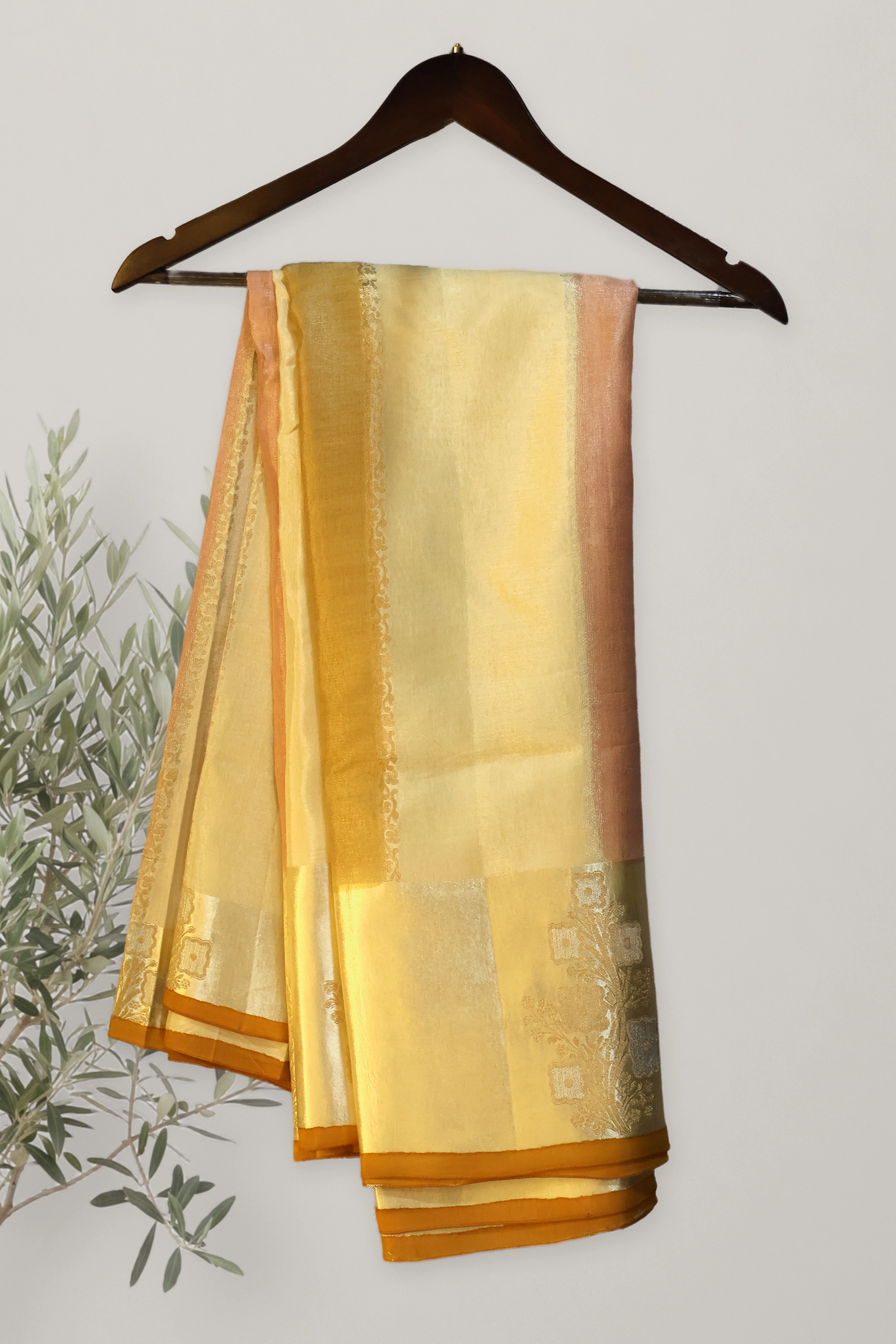 Saree 137: a detail of the work.