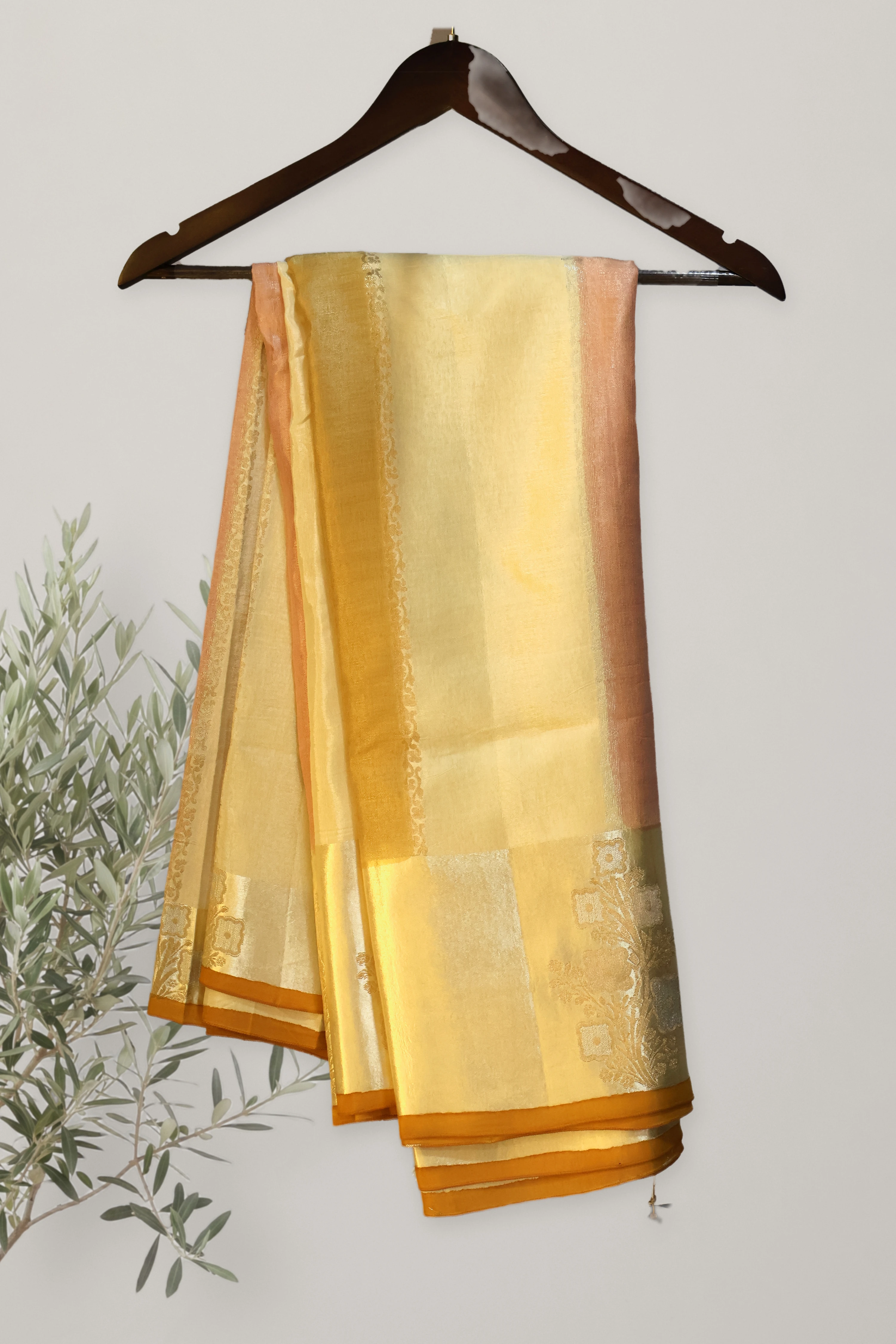 Saree 137: a detail of the work.