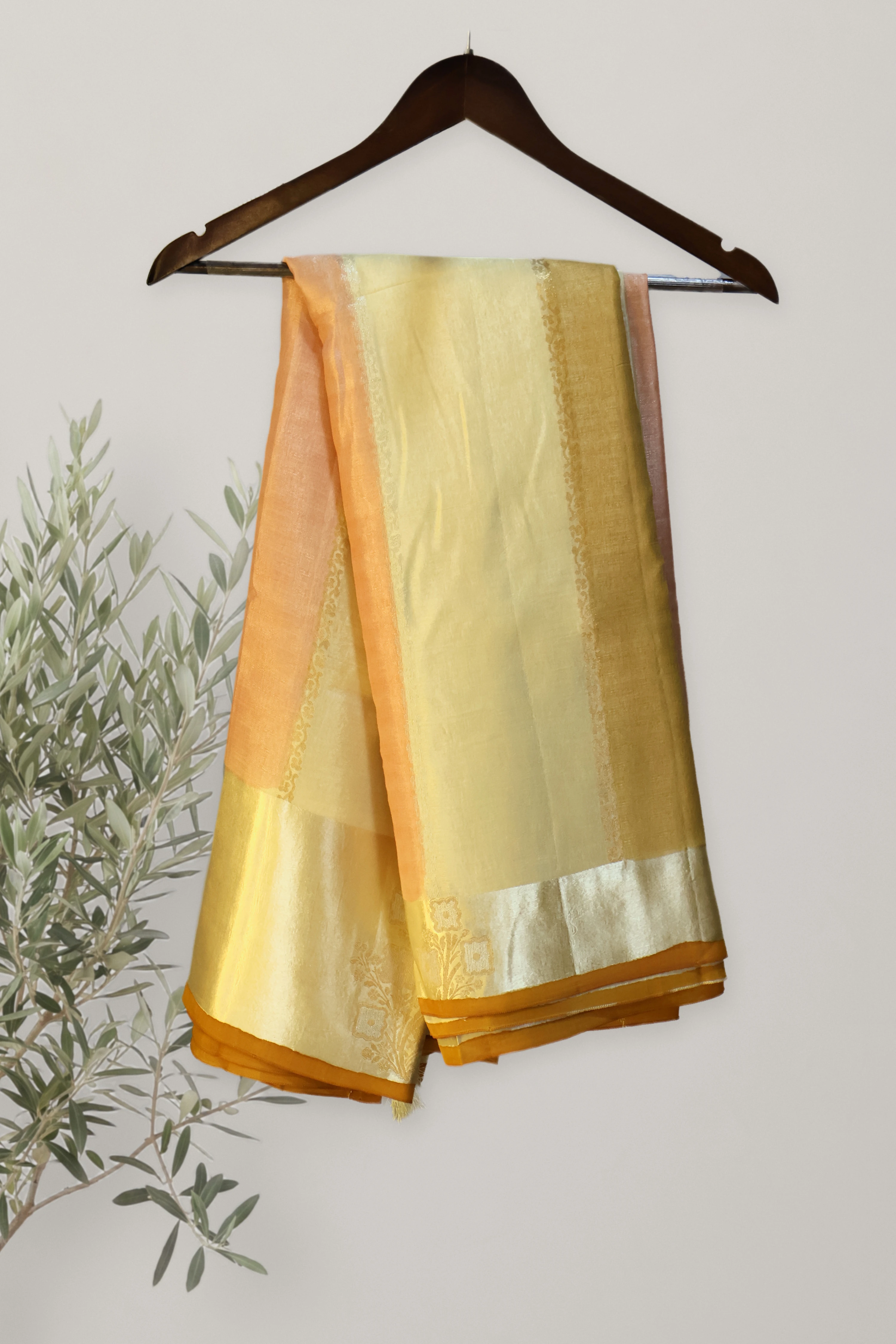 Saree 137: the whole piece, laid out.
