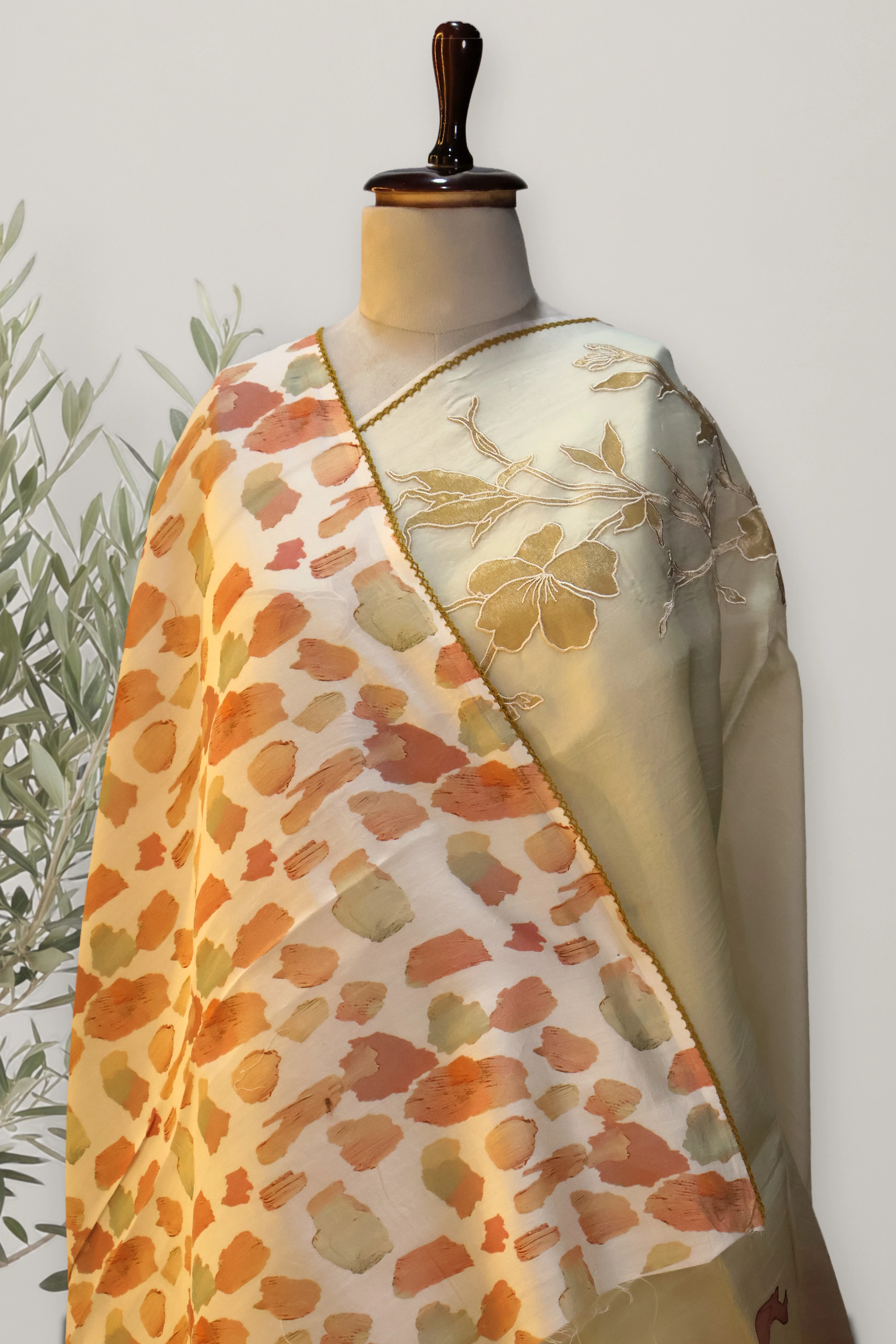 Organza: a detail of the work. Organza.