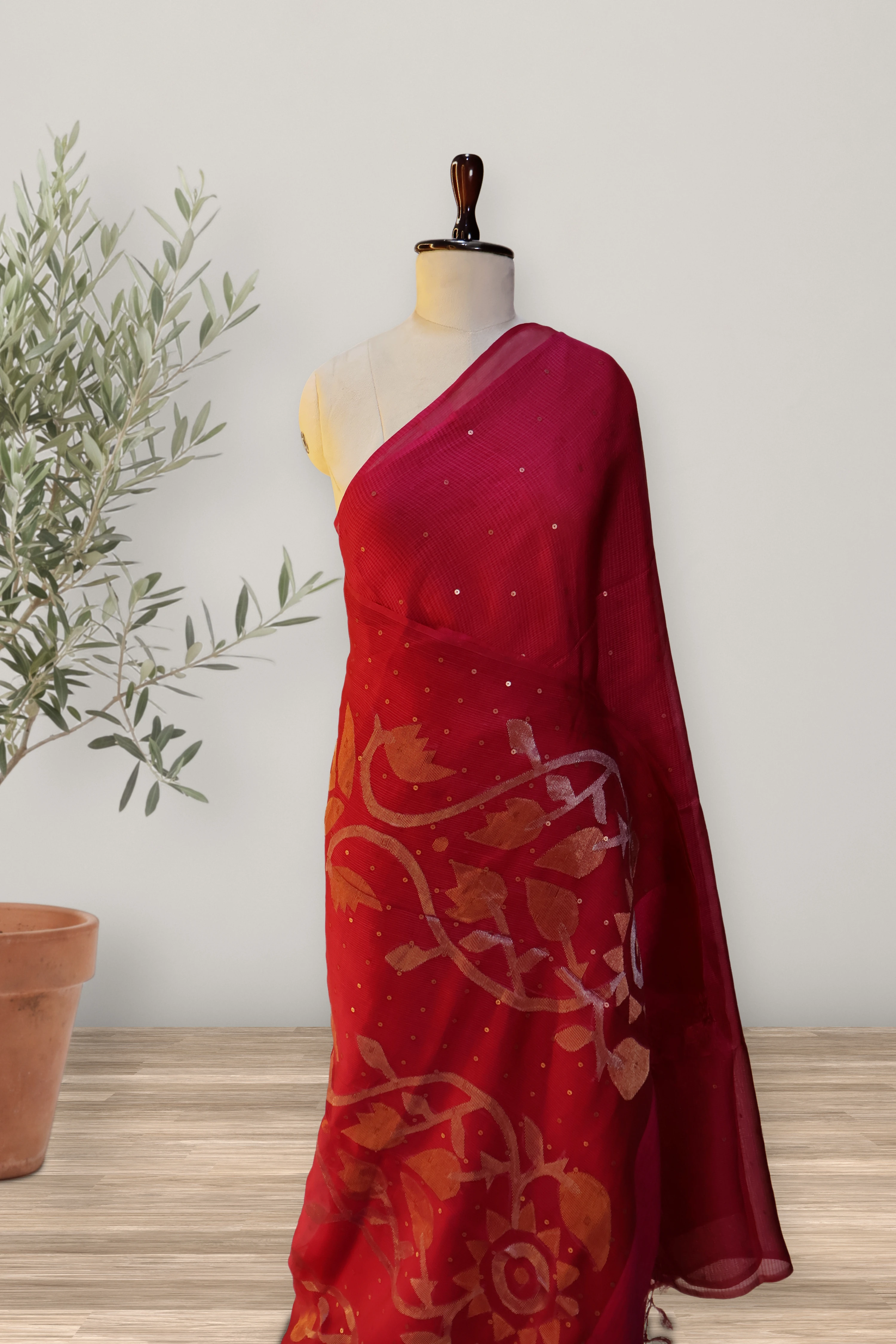 Jamdani Muslin Hanloom: a detail of the work. Jamdani Muslin.