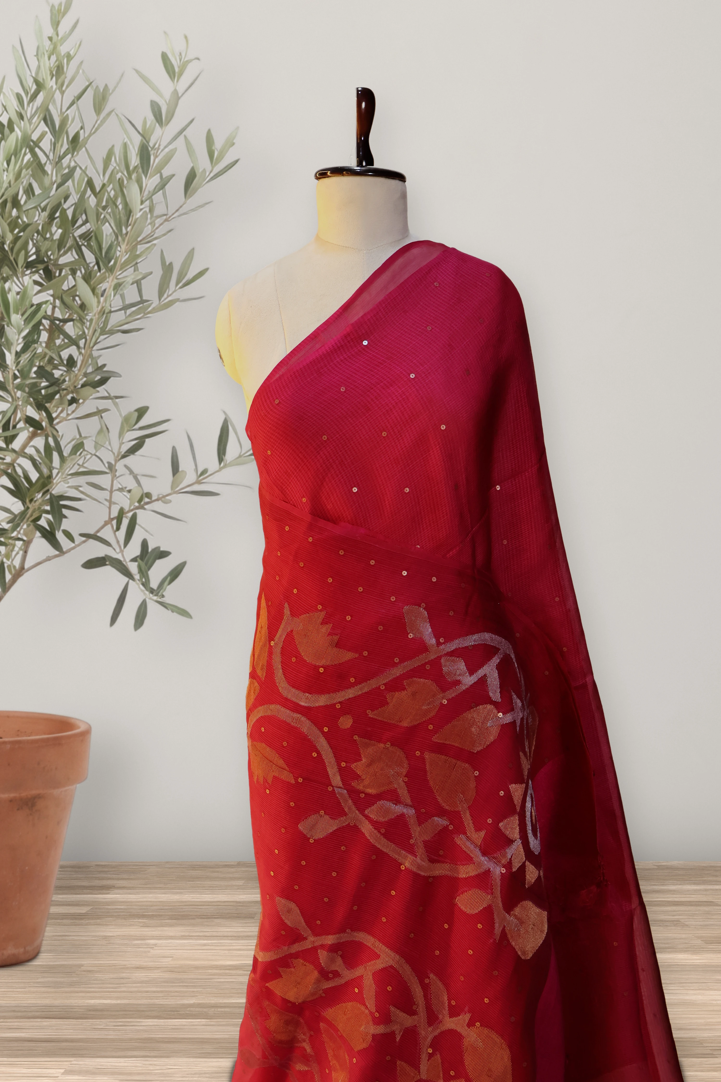 Jamdani Muslin Hanloom: a detail of the work. Jamdani Muslin.