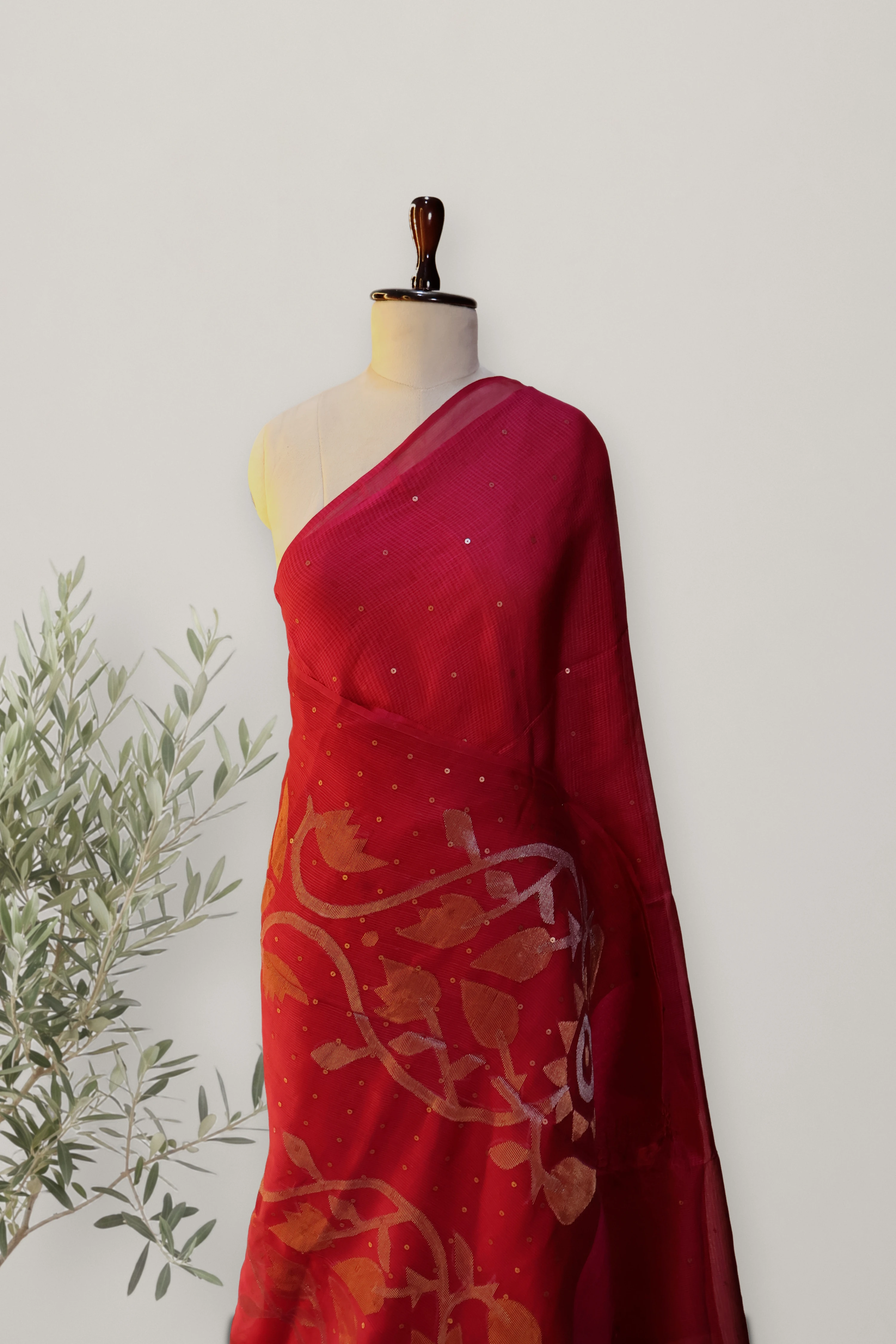 Jamdani Muslin Hanloom: a detail of the work. Jamdani Muslin.