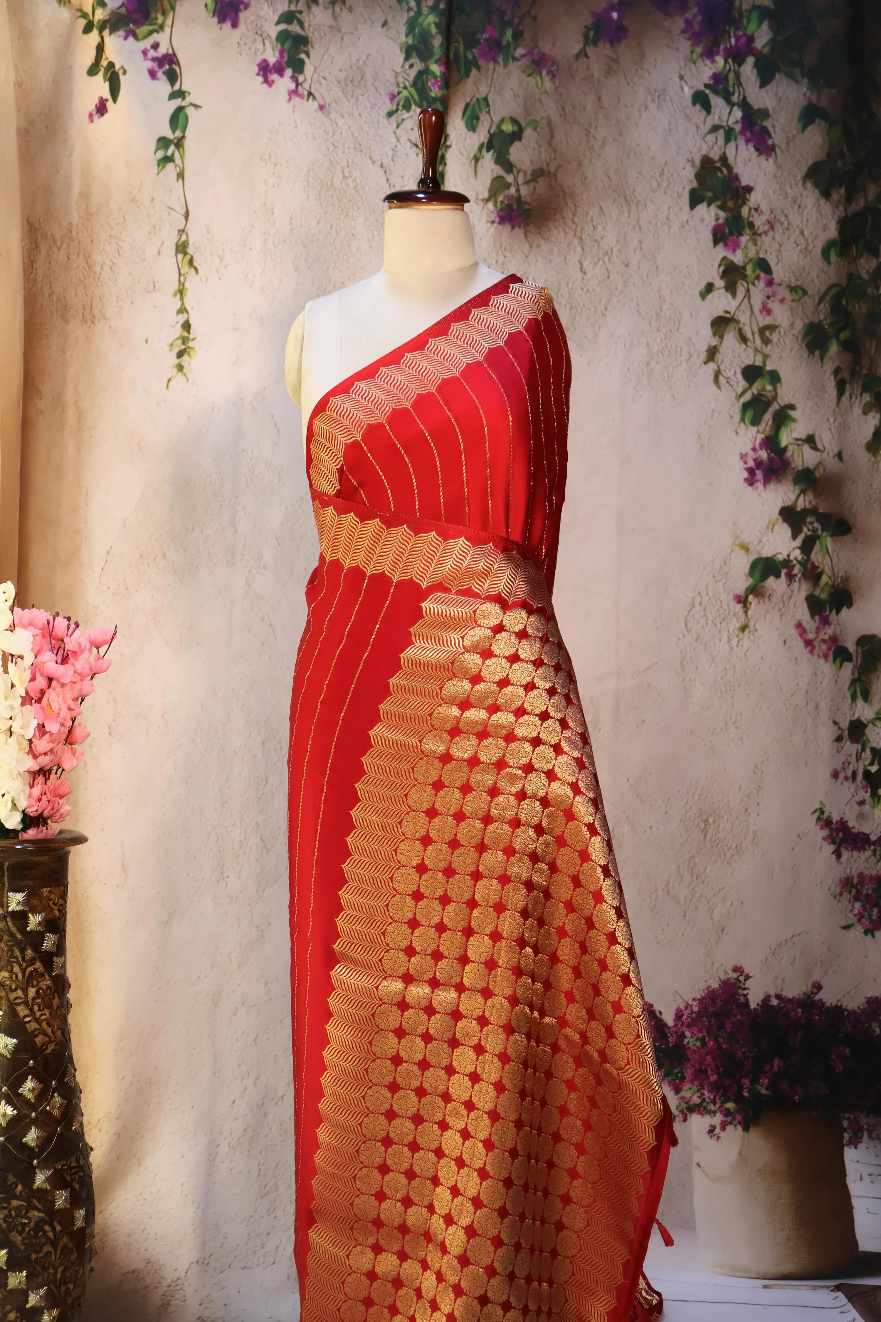 Rosette Zari - Banarasi: the whole piece, laid out. Banarasi.