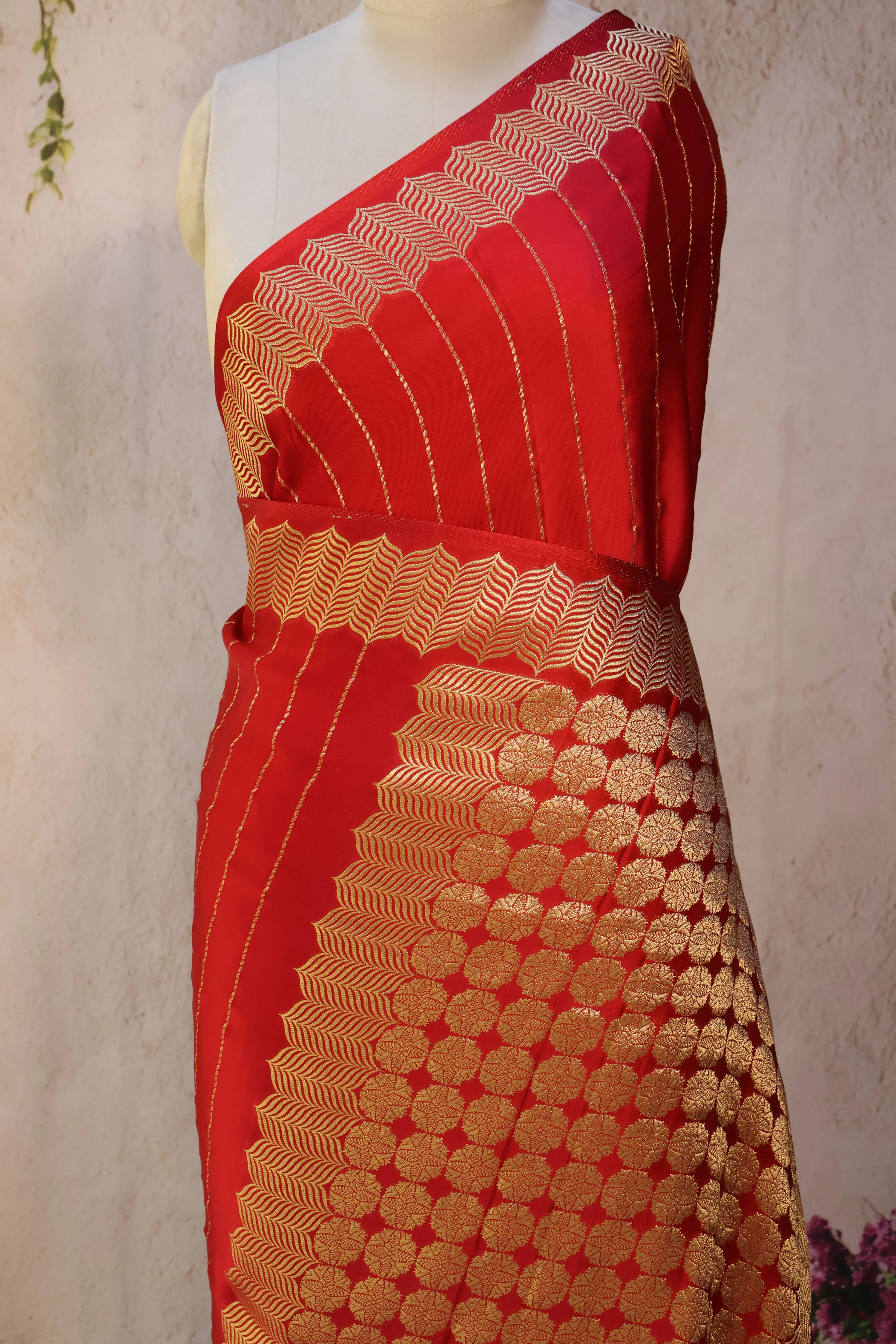 Rosette Zari - Banarasi: the pallu, the decorated end panel that falls over the shoulder. Banarasi.