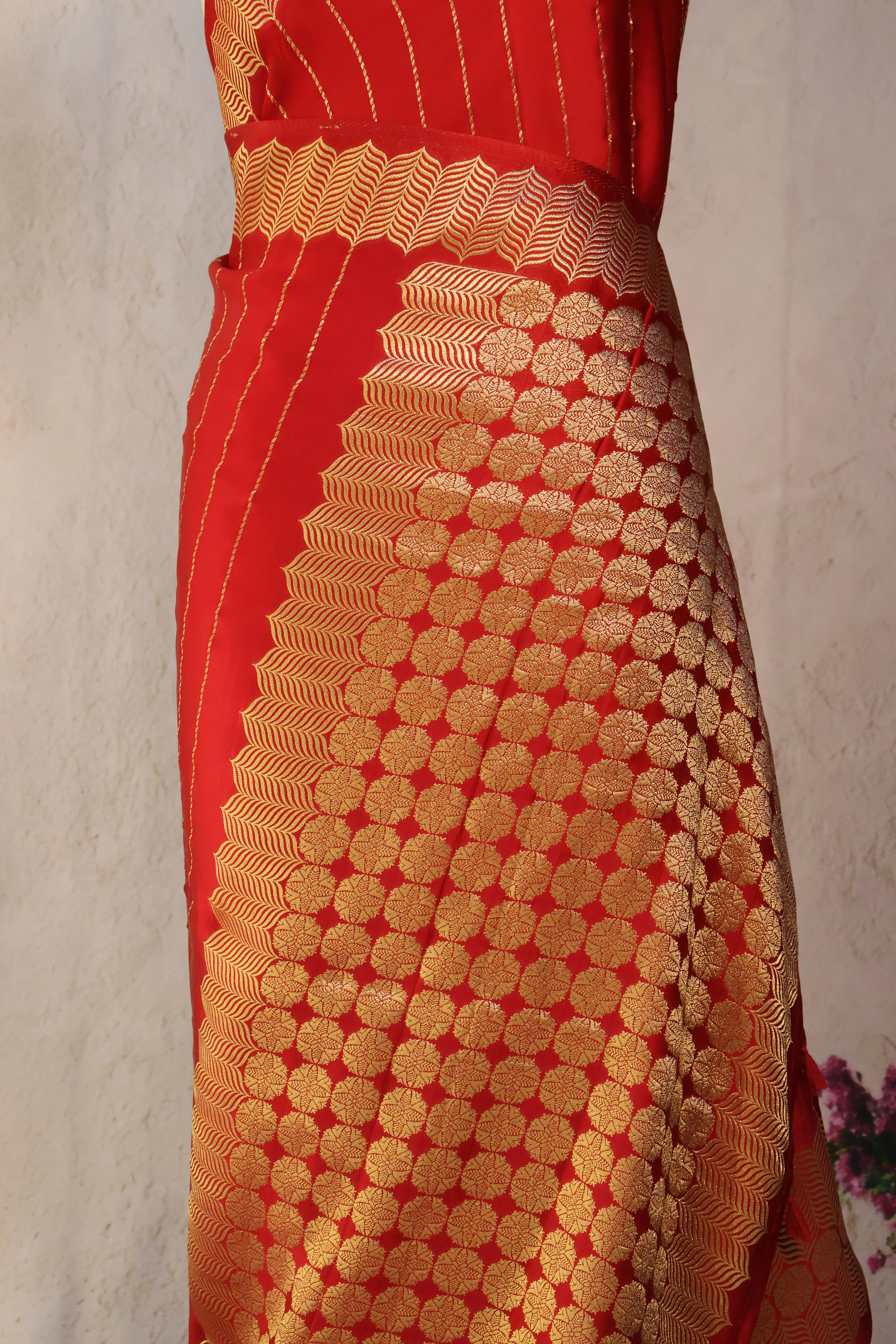 Rosette Zari - Banarasi: the weave up close, at thread level. Banarasi.