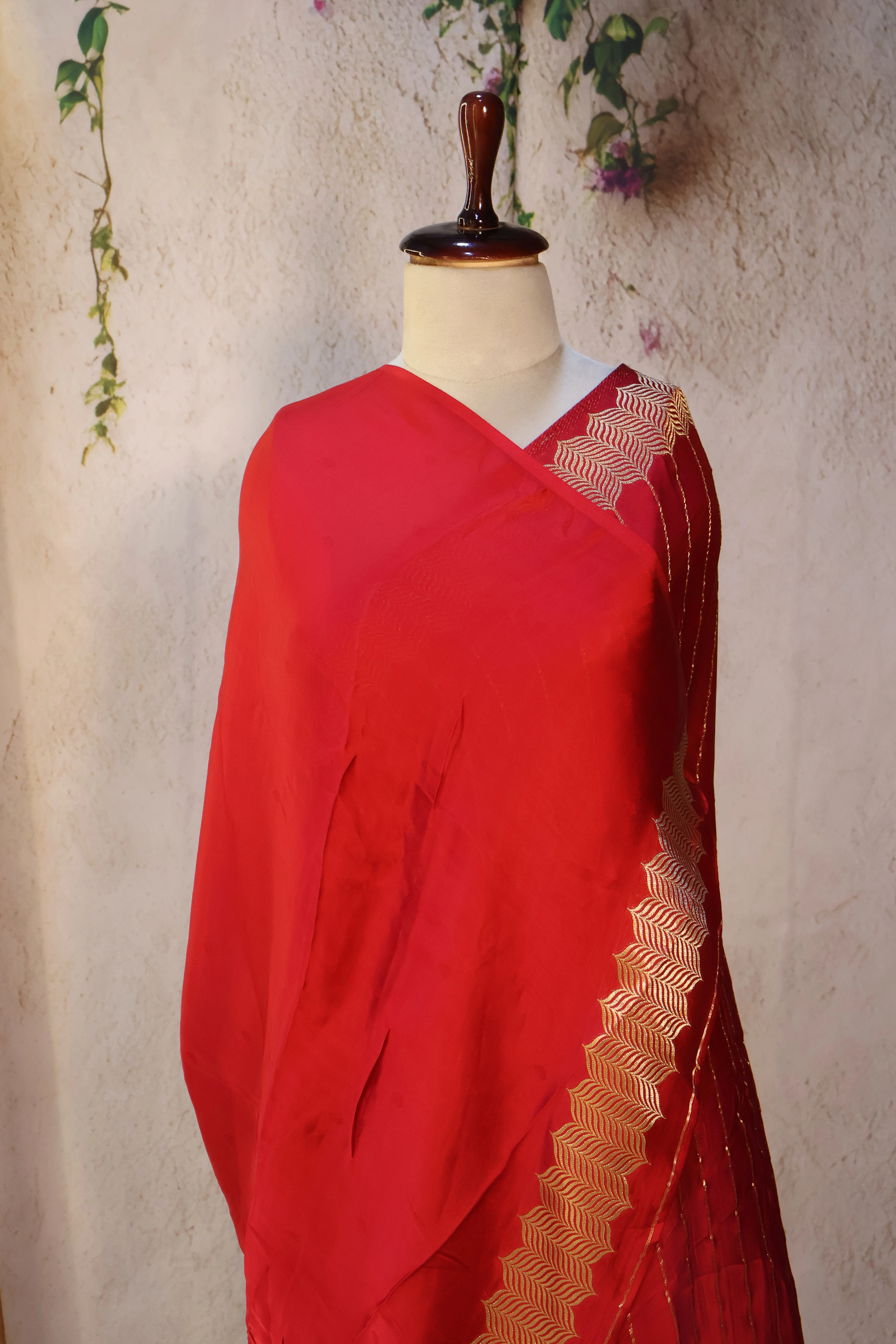 Rosette Zari - Banarasi: a detail of the work. Banarasi.