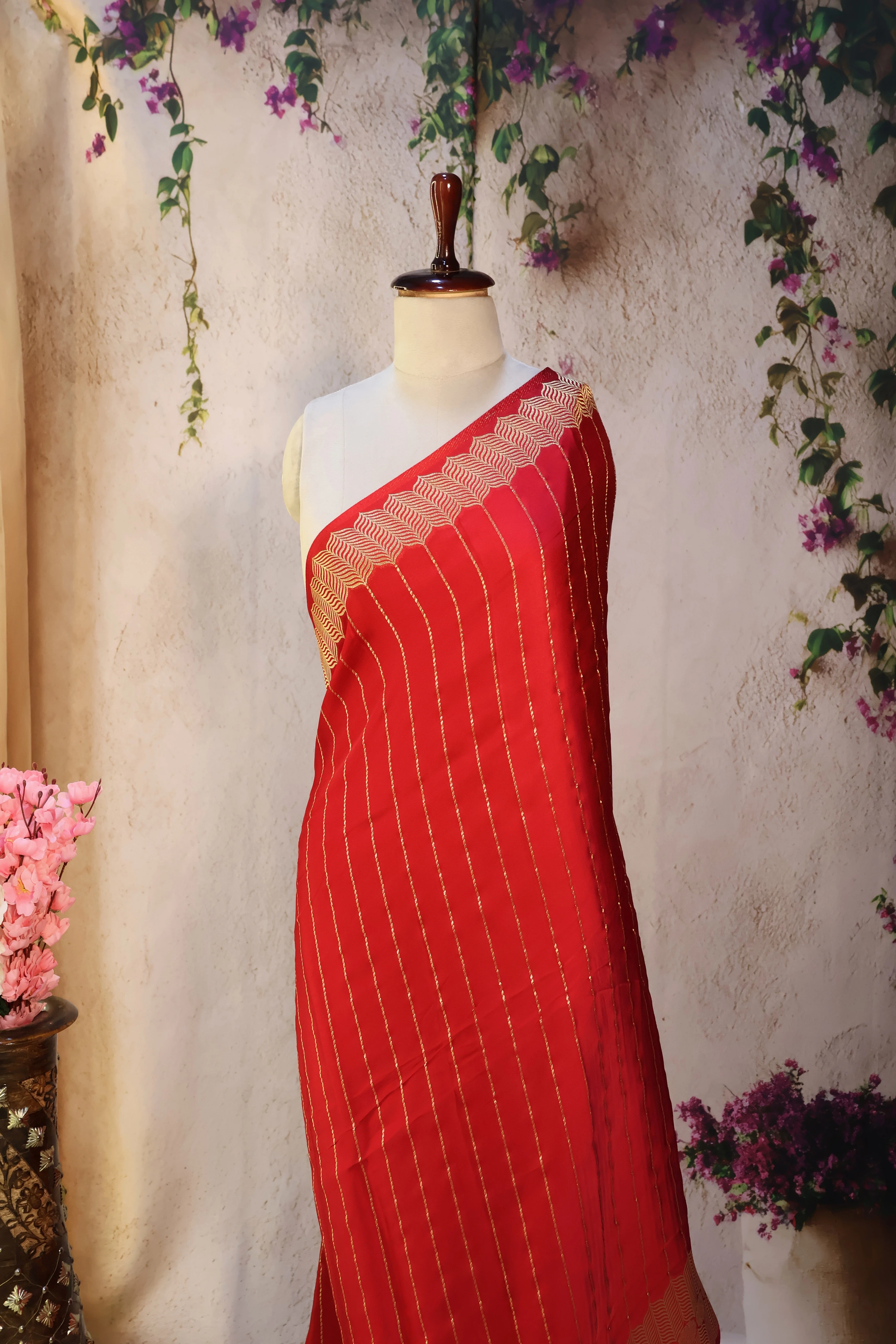Rosette Zari - Banarasi: a detail of the work. Banarasi.