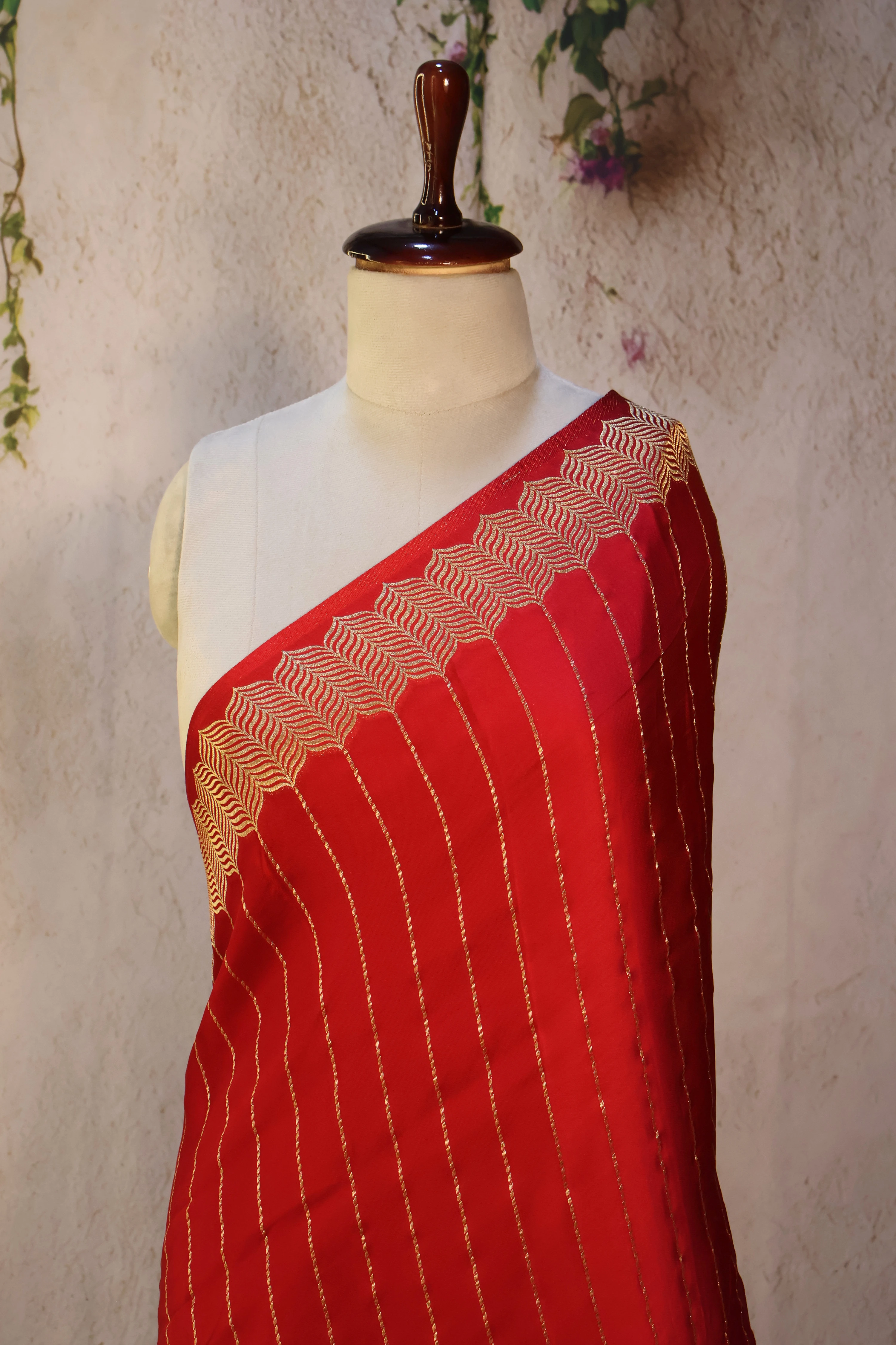 Rosette Zari - Banarasi: the border running the length of the cloth. Banarasi.
