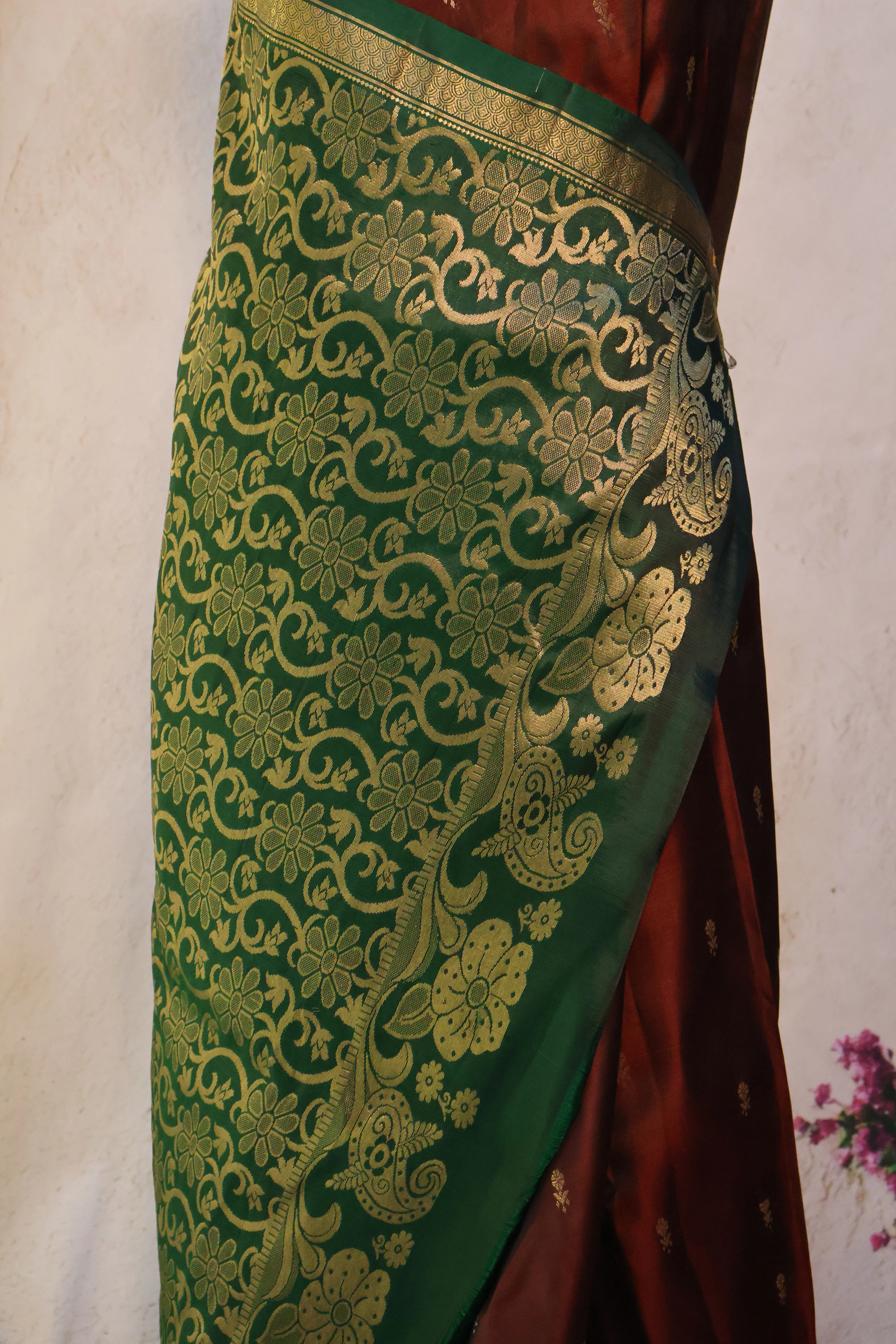 Series 1 · No. 09: the pallu, the decorated end panel that falls over the shoulder.